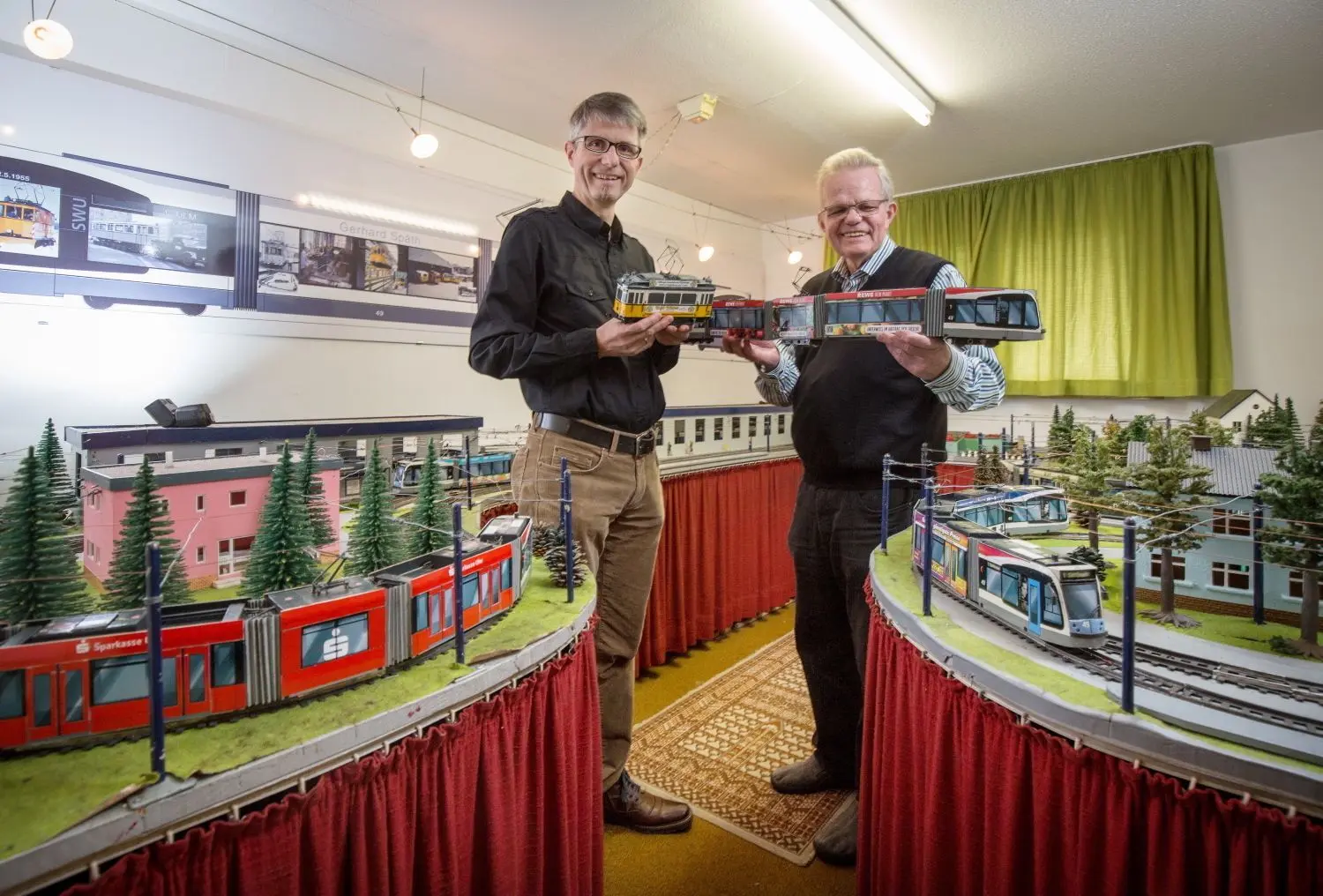 Gerhard Späth mit Sohn Jürgen Späth: Der Senior hat einen Combino in Händen, der Junior einen alten Triebwagen.