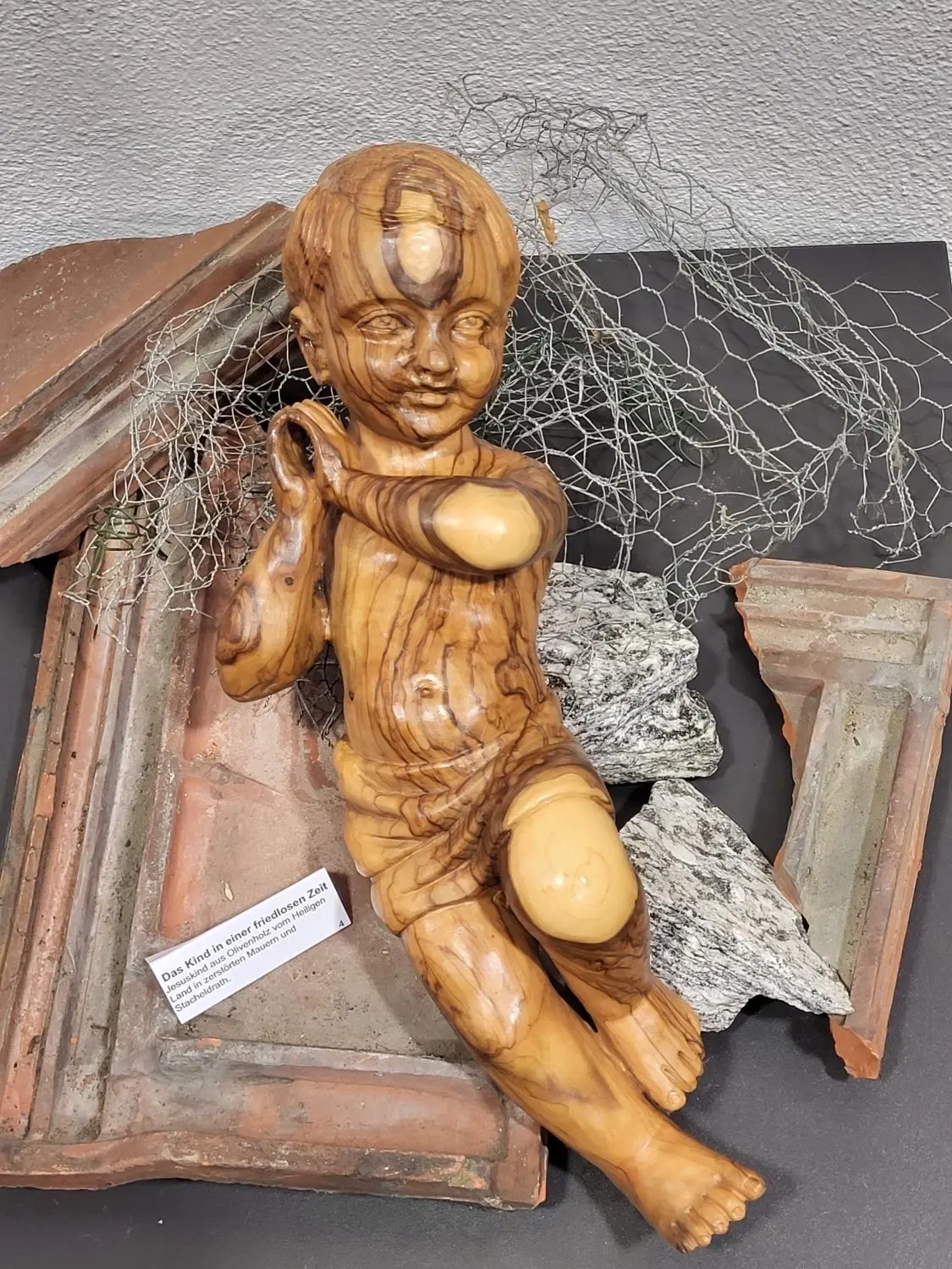 Eine Sonderausstellung im Krippenmuseum befasst sich mit dem Thema „Menschen(s)kind – Jesukind“. ⇥