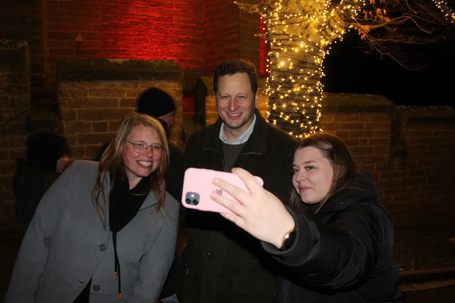 Selfie mit Prinz: Georg Friedrich Prinz von Preußen mischt sich gern unter die Gäste – und diese beiden jungen Damen nahmen die Gelegenheit für ein gemeinsames Foto sofort wahr.