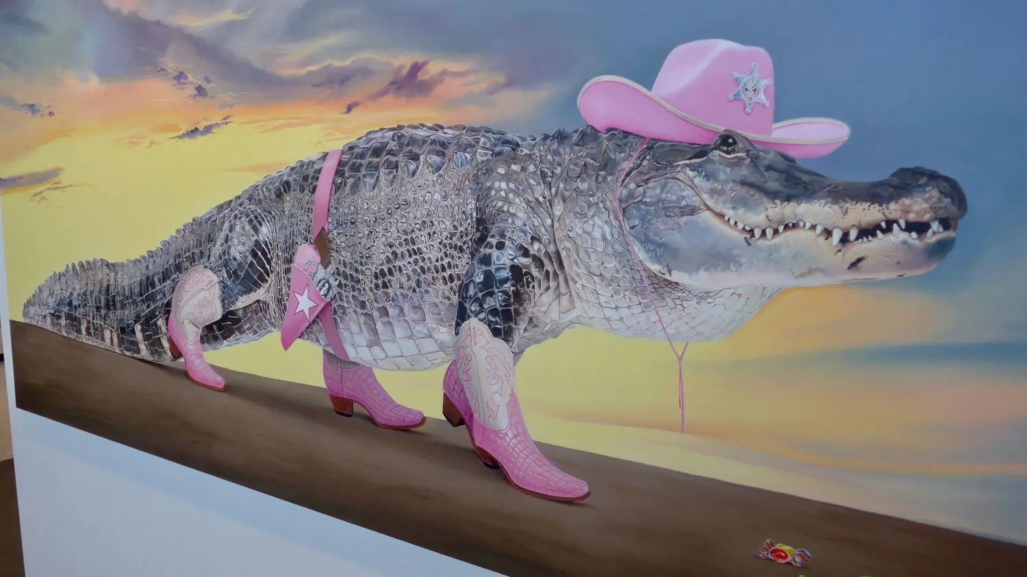 In der Malerei ist alles erlaubt: Krokodil mit Vorliebe für pinkfarbene Cowboy-Kleidung von Simon Czapla. ⇥