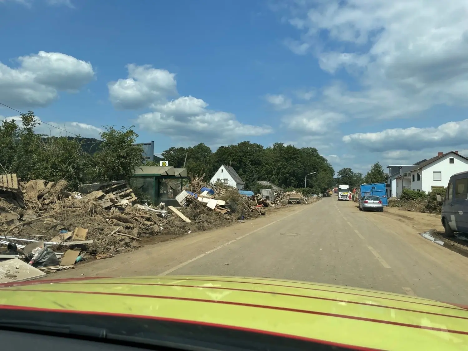 Müllberge säumen die Straßen im Katastrophengebiet.