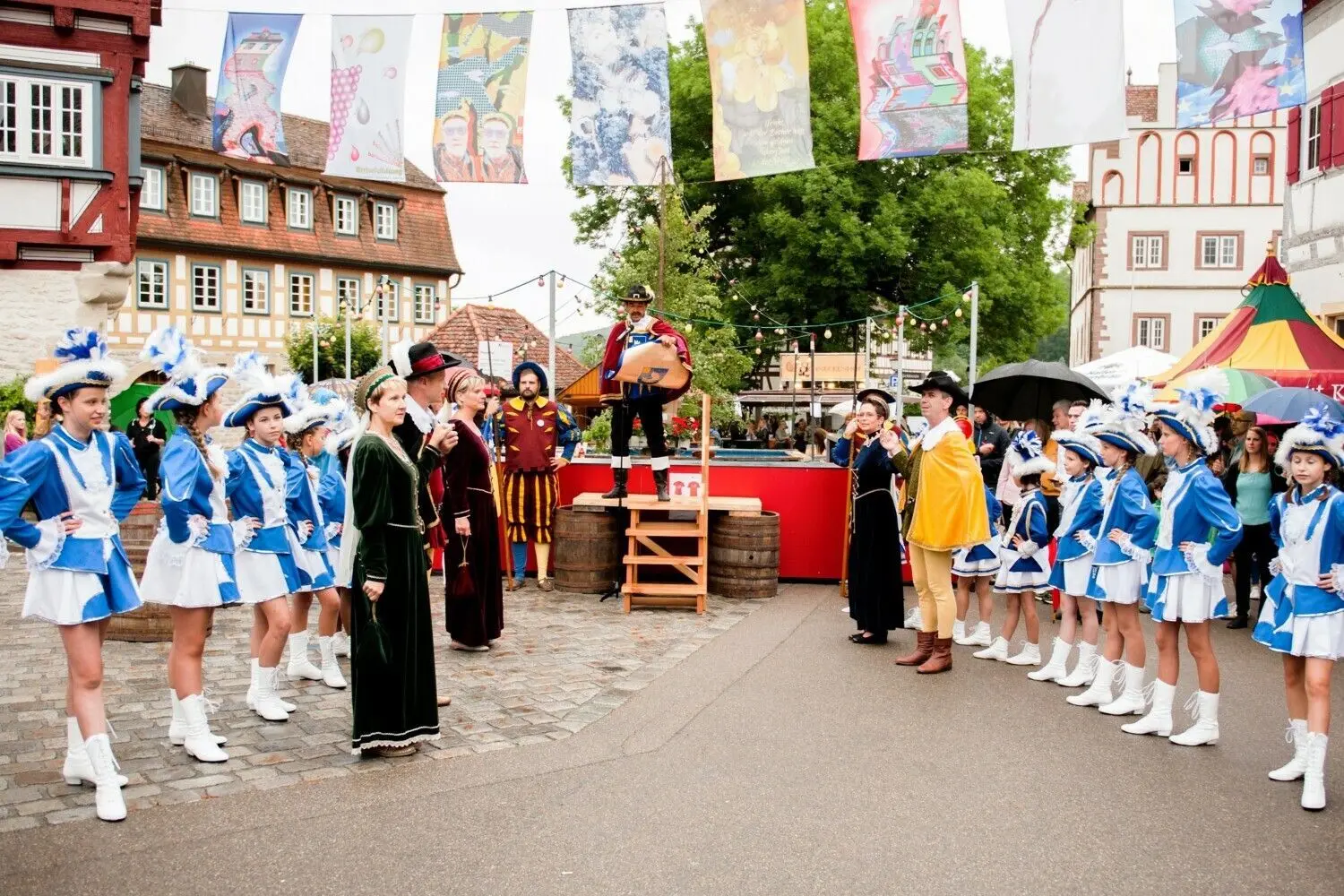 Die Vellberger Schlossfunken, eine junge Tanzgarde, tritt beim traditionellen Weinbrunnenfest im Städtle auf.⇥