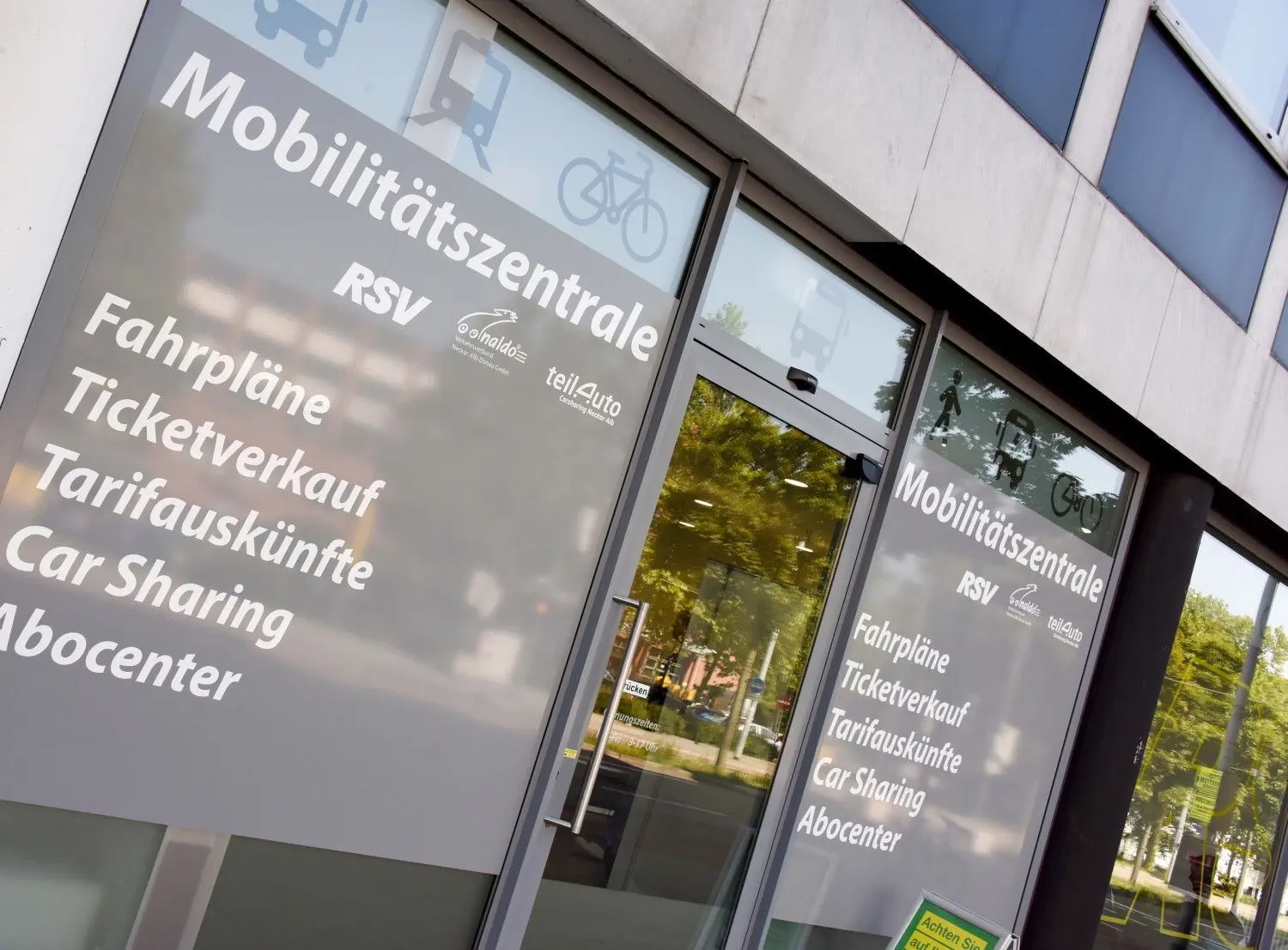 Das neue Mobilitätszentrum befindet sich in der Eberhardstraße 1, an der Ecke zur Wilhelmstraße.