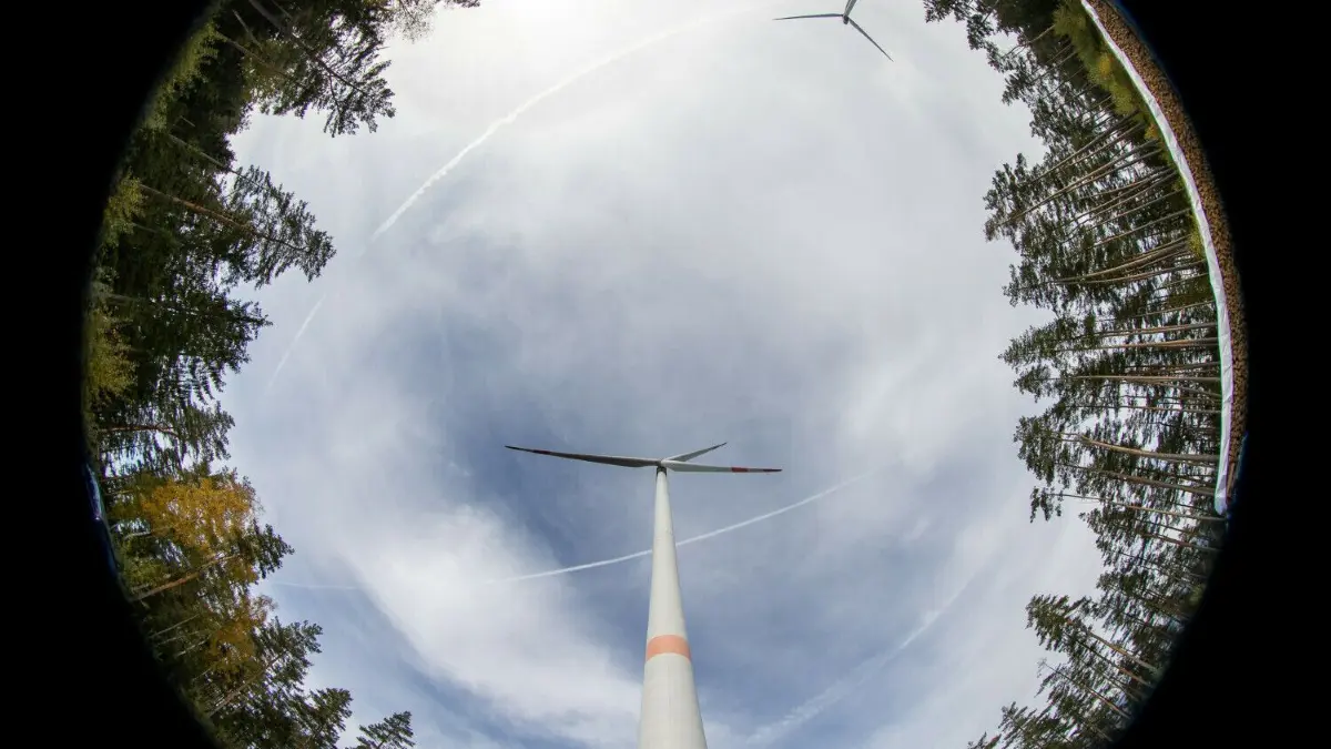 In Wandlitz könnten Windkraftanlagen theoretisch auch in Wäldern errichtet werden. Die Gemeinde hat aber etwas dagegen.
ARCHIV - 25.10.2021, Bayern, Creußen: Ein Windrad steht im Wald nahe dem Creußener Ortsteil Neuhof. In Bayern könnten nach Einschätzung der Branche deutlich mehr Windräder gebaut werden, als es die Landesregierung bisher vorsieht. Statt der Zahl von rund 500 Windkraftanlagen in den nächsten Jahren geht der Bundesverband Windenergie (BWE) von einem Potenzial von 1200 zusätzlichen Anlagen im Freistaat bis zum Jahr 2030 aus. Bis 2040 wären insgesamt sogar 3000 Windkraftanlagen möglich. Das Konzept will der Verband am 23.03.2022 vorlegen. (Aufnahme mit Fisheye-Objektiv) (zu dpa: "Branchenverband: Bayern kann Windkraft bis 2030 verdreifachen") Foto: Daniel Karmann/dpa +++ dpa-Bildfunk +++