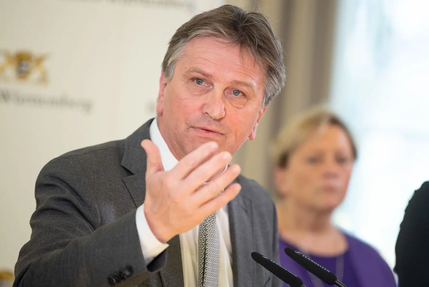 Gesundheitsminister Manne Lucha (Grüne) will Corona-Schnelltests an Schulen ermöglichen. Kultusministerin Susanne Eisenmann hält das für unzureichend und fordert eine übergeordnete Strategie.