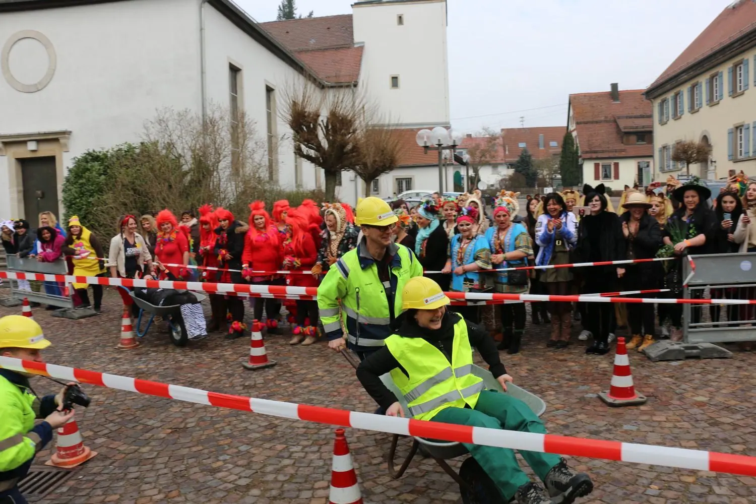 Um den Schlüssel für den Rathaussturm zu bekommen, müssen die Frauen erst eine Aufnahmeprüfung gegen Fichtenaus Bürgermeisterin Anja Wagemann bestehen .