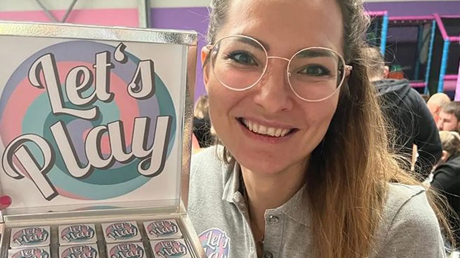 Anna Kessler bekam handgemachte „Let‘s-Play“-Schokolade überreicht.