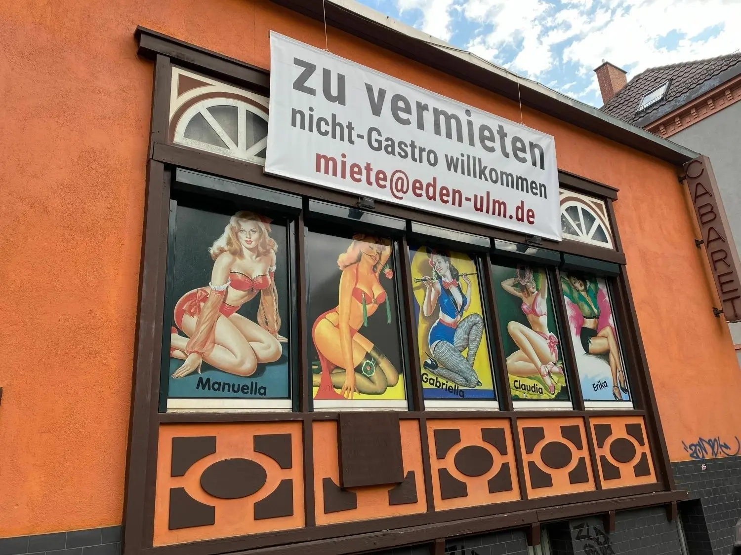 Die Pin-up-Bilder aus der Zeit, als das Eden noch ein Nachtklub der anderen Art war, als er es jetzt ist. Über ihnen klebt nun ein großes Banner mit der Suche nach Nachmietern. Auffällig: Auch „Nicht-Gastro“ sei willkommen.