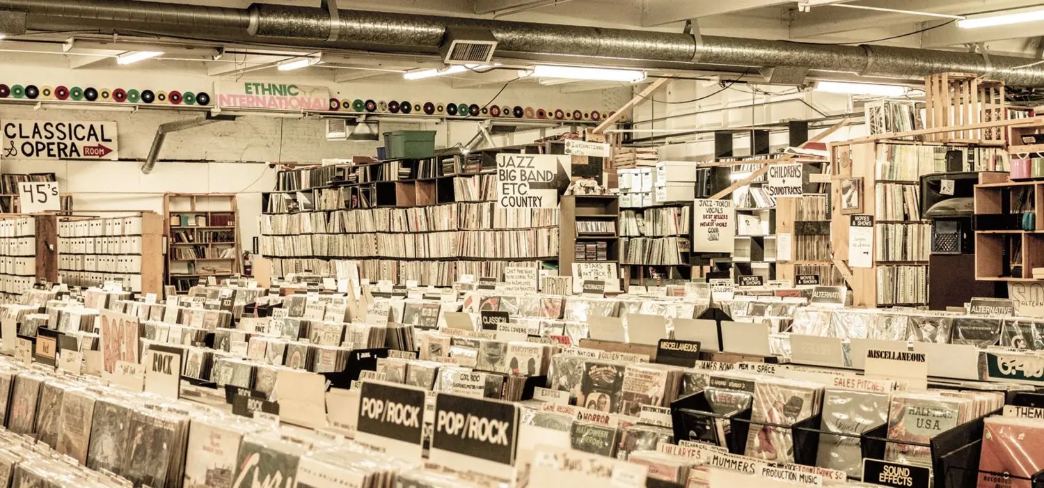 Ein Plattenladen wie aus dem Bilderbuch: „Jerry‘s Records“ im US-amerikanischen Pittsburgh, wie er auch in Markus Caspers’ Buch „Vinyl World“ zu sehen ist.⇥