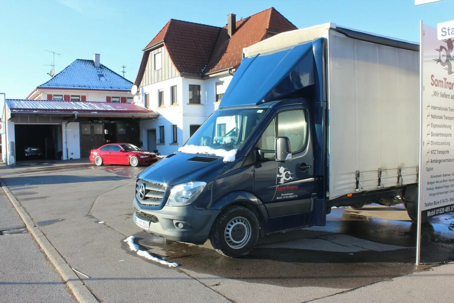 Nicht zu verfehlen: Das Firmengelände in der Burladinger Staufenstraße 7. Im Vordergrund, einer der drei kleineren Transporter, die sich mit den anderen auf den Weg machen.