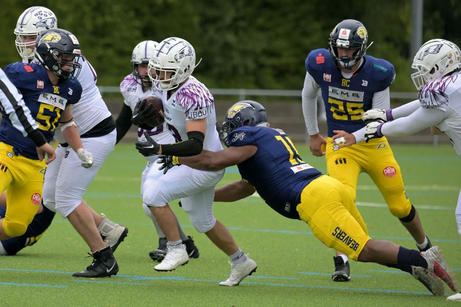 Auch die blau-gelben Biberach Beavers konnten die weiß-pinken Reutlingen Eagles nicht stoppen: Hier versucht Cengiz Arslan, mit dem Football zu entkommen.⇥