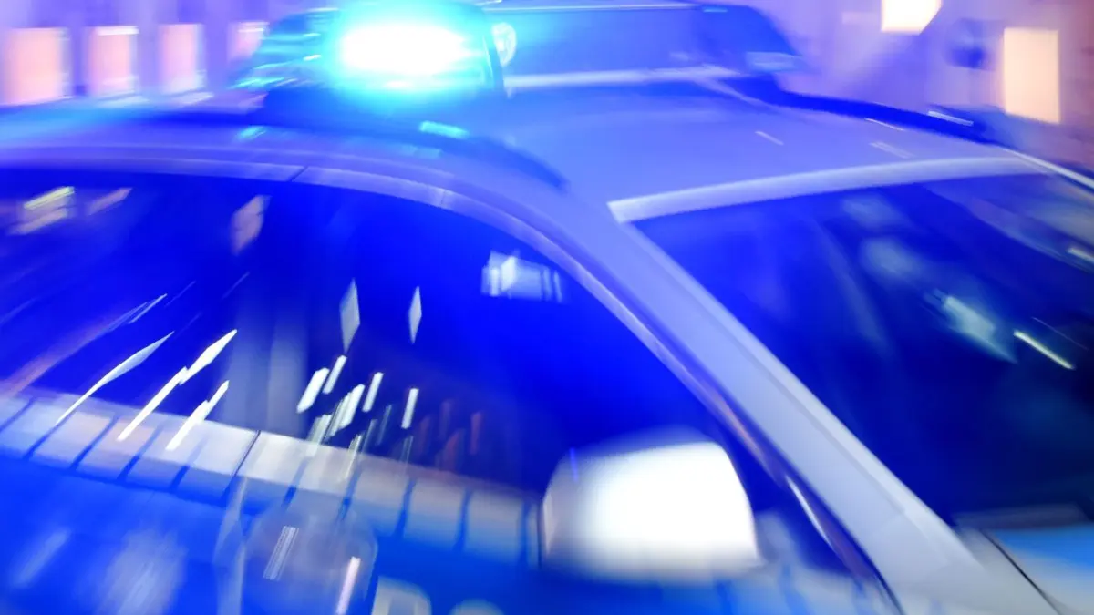 Ein junger Mann hat in Reutlingen einem Polizisten ins Gesicht geschlagen. (Symbolfoto)
ARCHIV - 06.08.2015, Schleswig-Holstein, Flensburg: ILLUSTRATION - Ein Streifenwagen der Polizei steht mit eingeschaltetem Blaulicht auf der Strasse. (zu dpa «Derzeit neun gefährliche Orte in Schleswig-Holstein») Foto: Carsten Rehder/dpa +++ dpa-Bildfunk +++