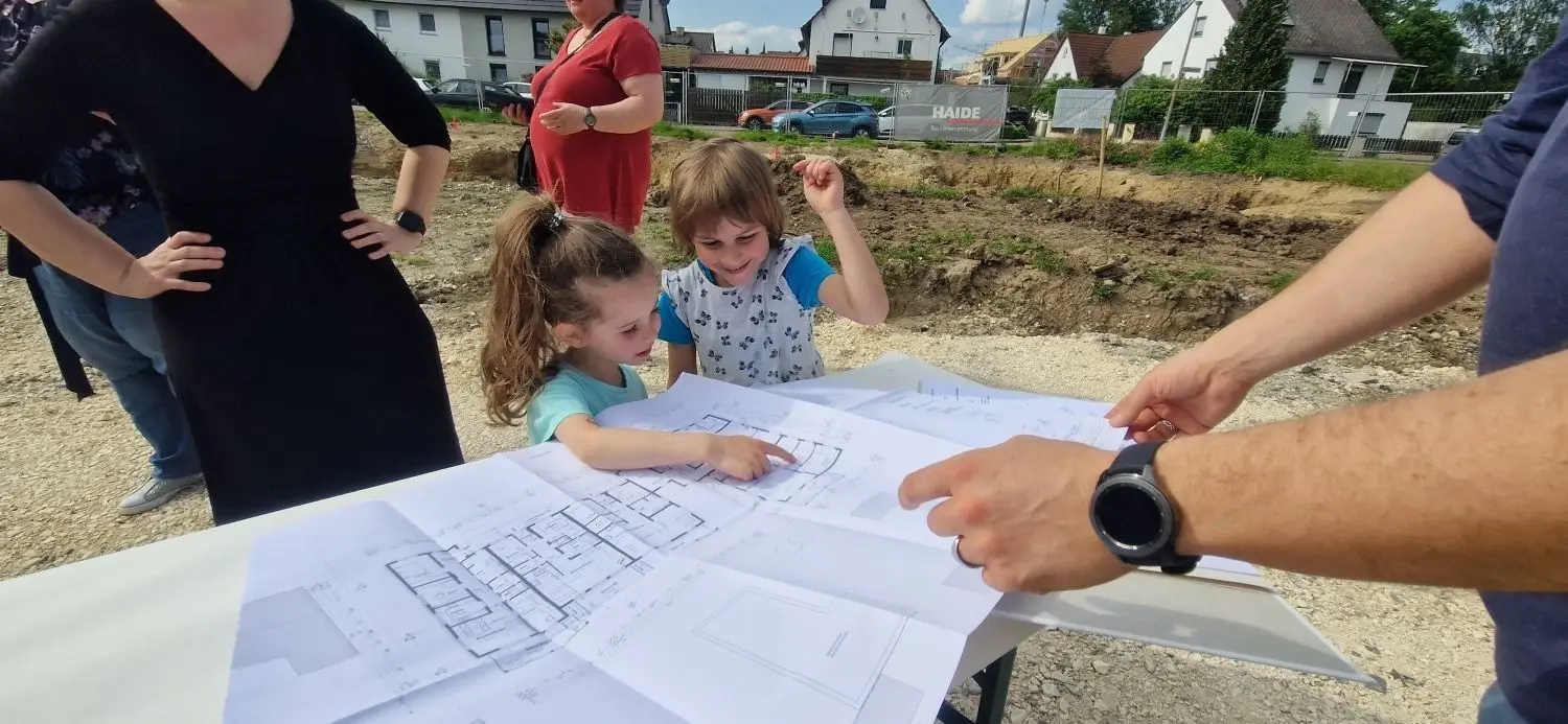 Spatenstich der Baugruppe Bauherrengruppe WEG Lutherstraße 13 in Langenau: Ein Traum wird gemeinschaftlich wahr.⇥