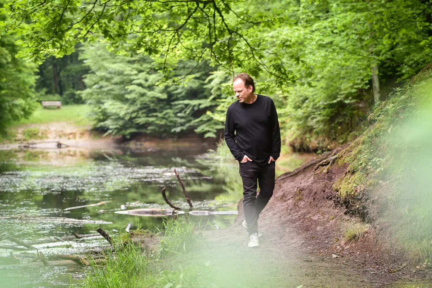 Sascha Seifert an einem seiner Lieblingsorte im Stuttgarter Stadtwald. Über den kleinen See möchte er einen Film machen.⇥
