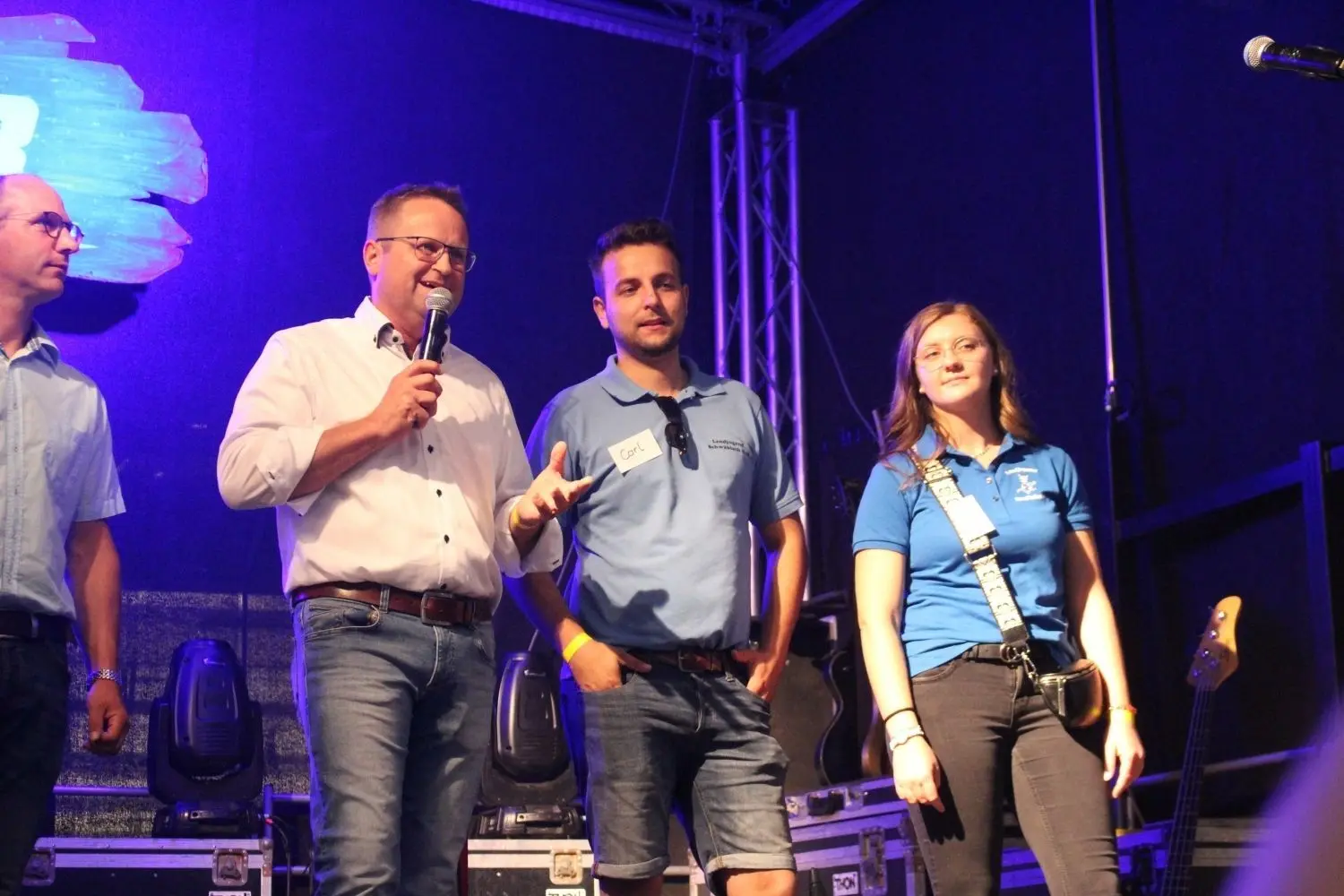 Bauernverbandsvorsitzender Jürgen Maurer (links) dankt den Vertretern der Landjugend Carl Christian Lober und Nina Wengert für ihr überragendes Engagement.