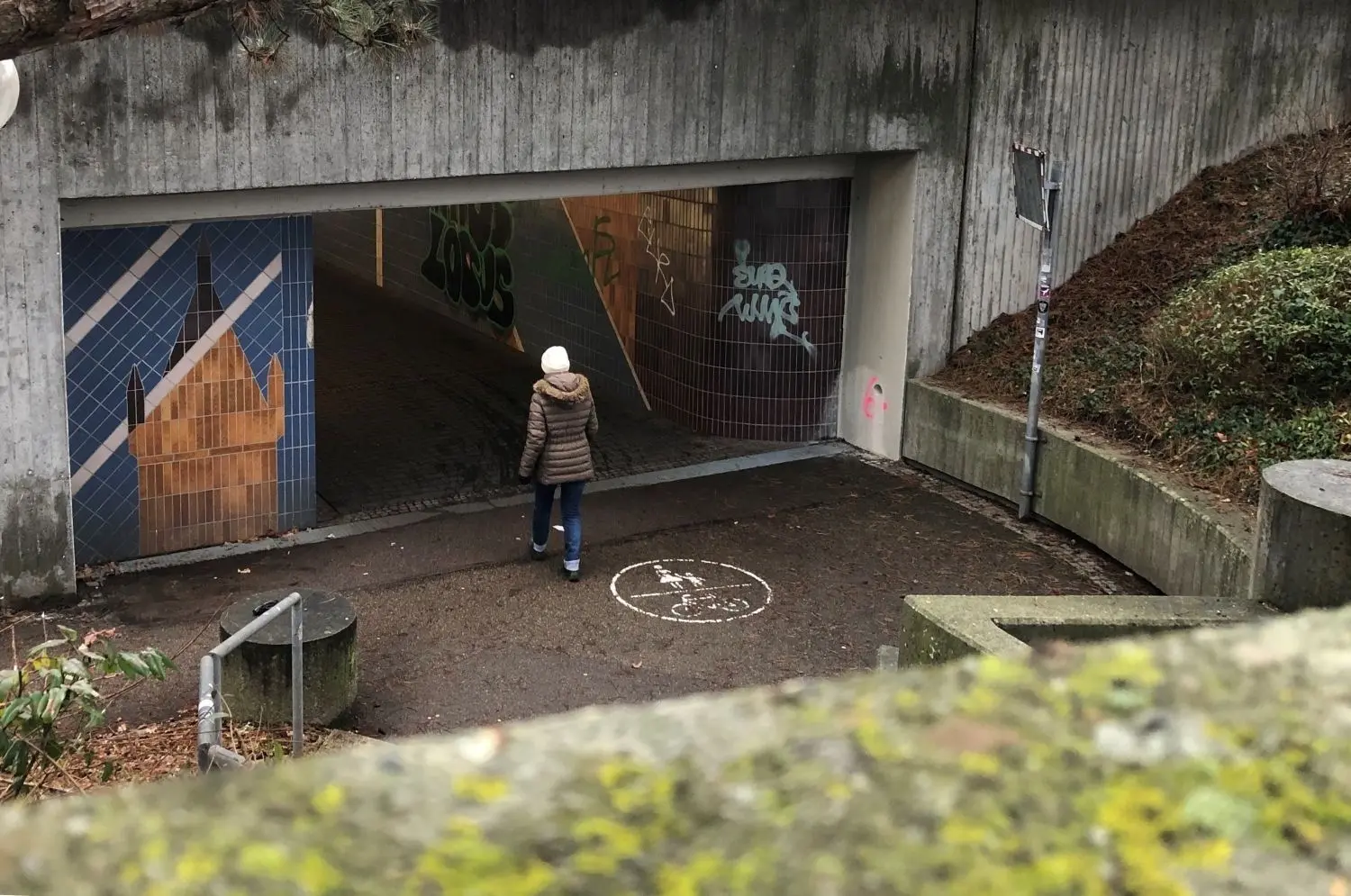 Einer der letzten Durchgänge: Die Unterführung von der Gideon-Bacher-Straße zum Maritim/CCU wird Anfang 2024 für immer geschlossen. Später entsteht auf der Brücke eine Ampelquerung.