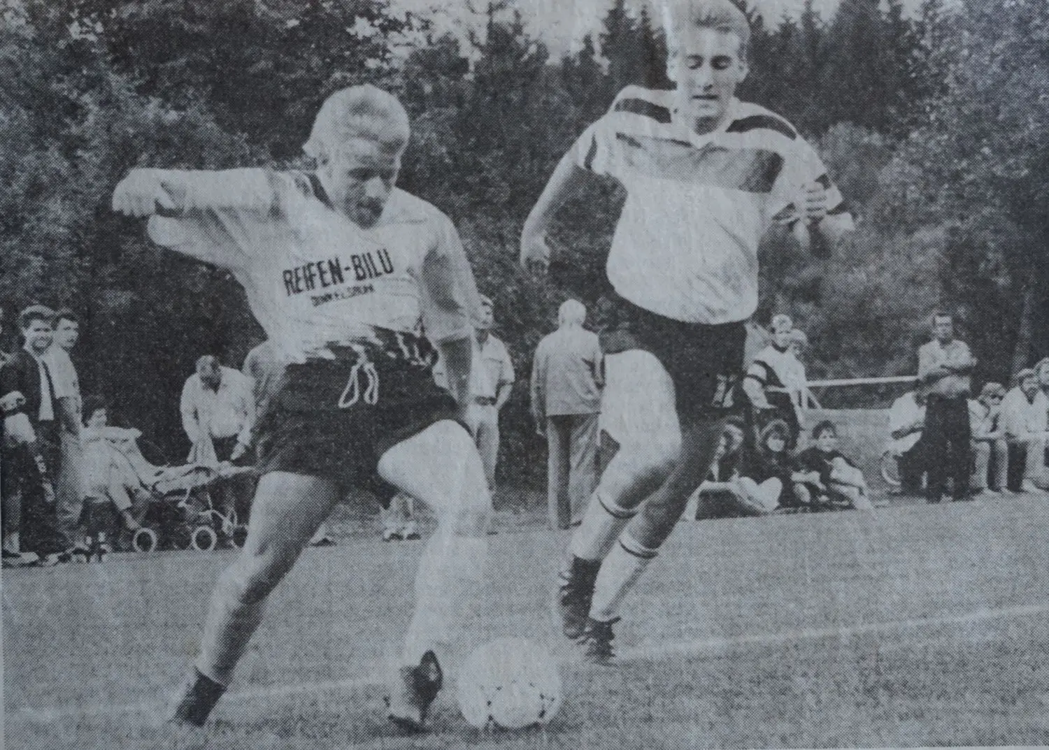 Ehrgeizig, torgefährlich, aber auch ein mannschaftsdienlicher Spielstil: So beschreibt Markus Höhl, hier im Trikot des TSV Unterdeufstetten (links), seine Stärken als Fußballer. ⇥