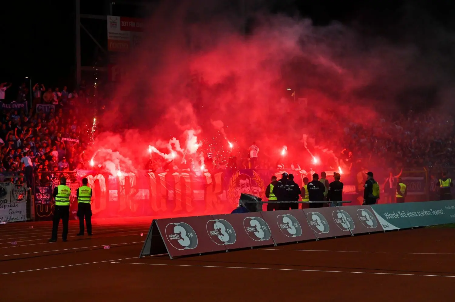 Die Drittliga-Partie zwischen dem SSV Ulm 1846 Fußball und dem TSV 1860 München lockte am Dienstagabend 17 000 Menschen ins Donaustadion.
