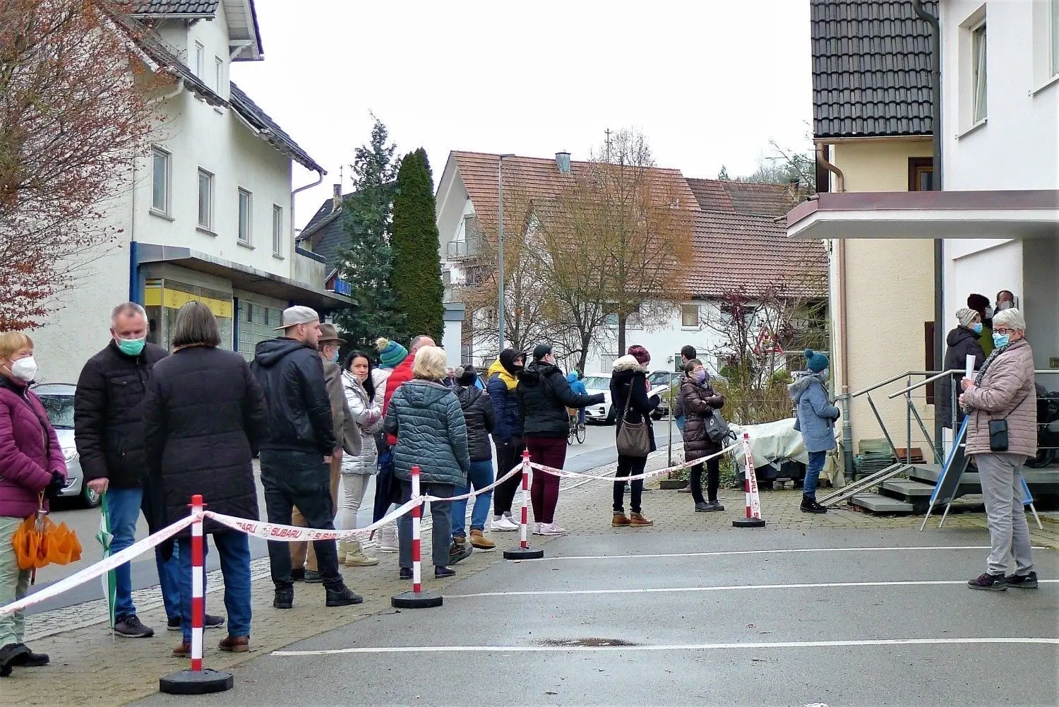 Obwohl die Nachfrage groß war und keine Termine vergeben worden waren, musste niemand allzu lange Warten. Das kurzfristig eigerichtete Owinger Impfzentrum im ehemaligen Volskbankgebäude hat sich somit bewährt. ⇥