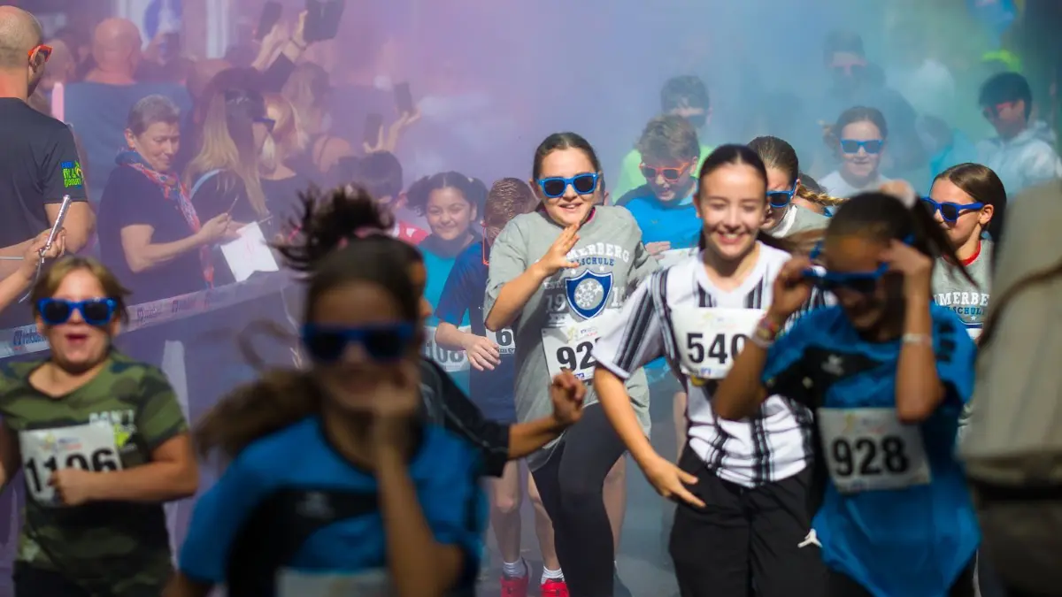 Volksbank Albstadt und Rotary Club Ebingen-Zollernalb haben zusammen mit Skyder Sportpromotion zum 17. Charitylauf eingeladen.⇥
Volksbank Albstadt und Rotary Club Ebingen-Zollernalb haben zusammen mit Skyder Sportpromotion zum 17. Charitylauf eingeladen.