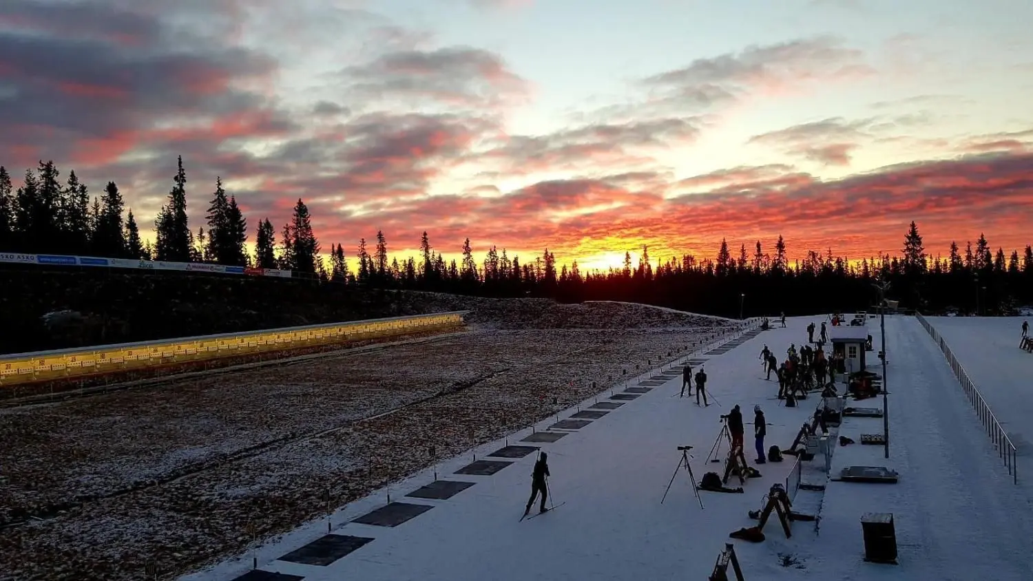 Morgens, wenn über der Biathlonanlage in Sjusjoen die Sonne aufgeht, stehen die ersten Trainingseinheiten an. ⇥Foto: Charlotte Gallbronner