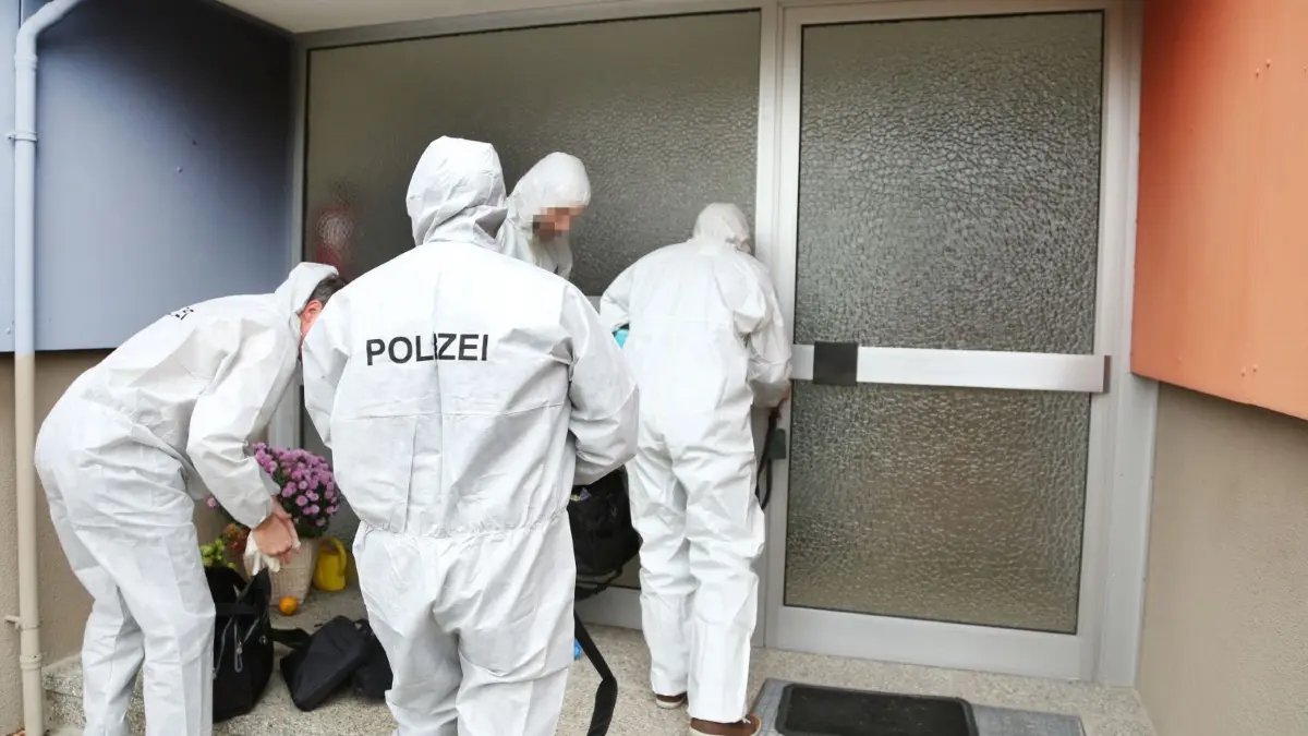 Ermittler der Soko „Ring“ des Polizeipräsidiums Aalen betreten in Schutzanzügen das Mehrfamilienhaus am Hagenbacher Ring in Schwäbisch Hall, in dem am 14. Oktober 2020 Elfriede Huchler getötet wurde. ⇥
POL-AA: Gemeinsame Pressemitteilung der Staatsanwaltschaft Heilbronn
- Außenstelle Schwäbisch Hall - und des Polizeipräsidiums Aalen Schwäbisch Hall: 94-jährige Frau tot in ihrer Wohnung aufgefunden
Aalen (ots) - Am Mittwochabend wurde in Schwäbisch Hall eine 94-jährige Frau tot in ihrer Wohnung in einem Mehrfamilienhaus aufgefunden. Nach den polizeilichen Ermittlungen ist davon auszugehen, dass die Seniorin Opfer eines Tötungsdeliktes wurde. Die Kriminalpolizei Schwäbisch Hall nahm noch in der Nacht die Ermittlungen auf. Am frühen Donnerstagmorgen wurde die Soko Ring mit etwa 50 Beamten eingerichtet.
Die Ermittlungen der Staatsanwaltschaft Heilbronn -Außenstelle Schwäbisch Hall-und der Kriminalpolizei des Polizeipräsidium Aalen laufen derzeit auf Hochtouren.