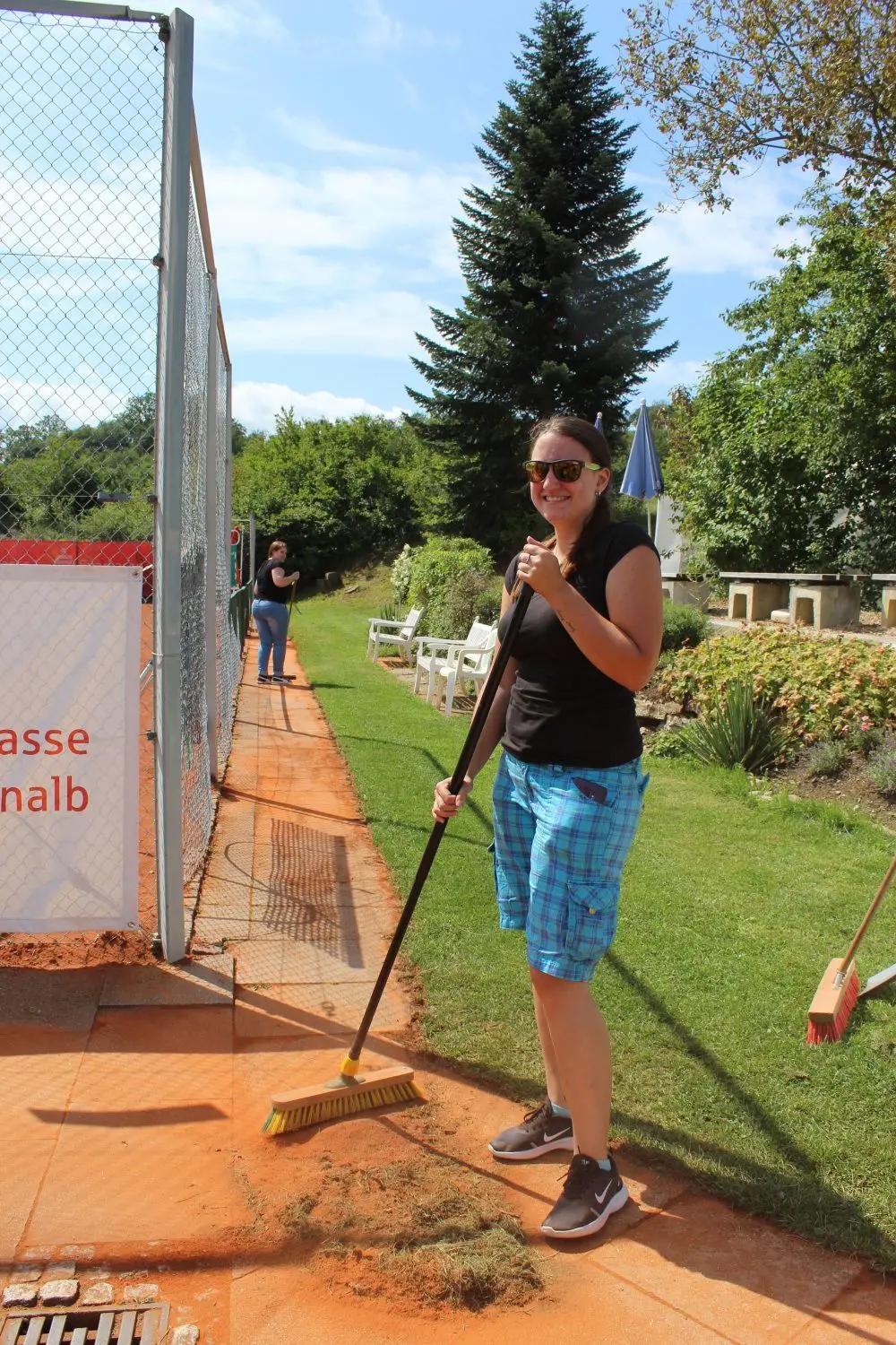 Klarer Fall, dass Fasnetshexen auch in Zivil mit dem Besen umgehen können.