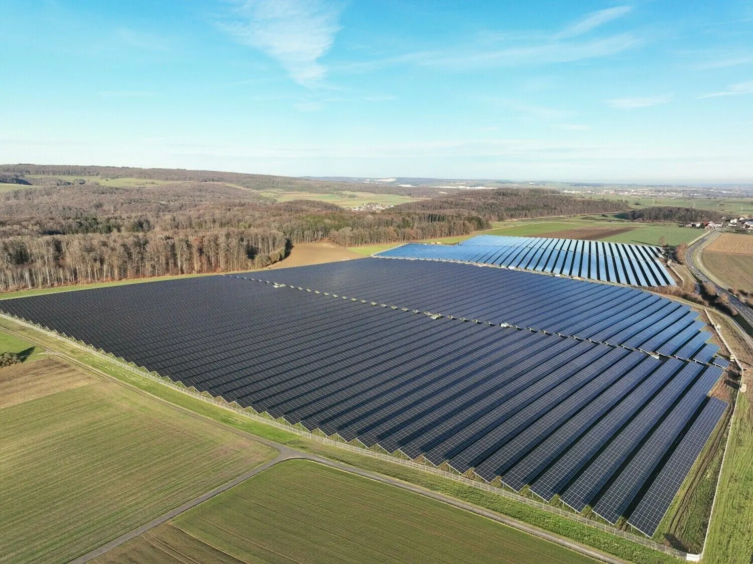 Photovoltaik-Flächenanlage bei Deppenhausen: Derartige Anlagen seien notwendig und trügen nicht zum Flächenfraß bei, sagte Forschungsleiter Jann Binder bei der Vortragsveranstaltung im Franziskanerkloster in Ehingen.⇥