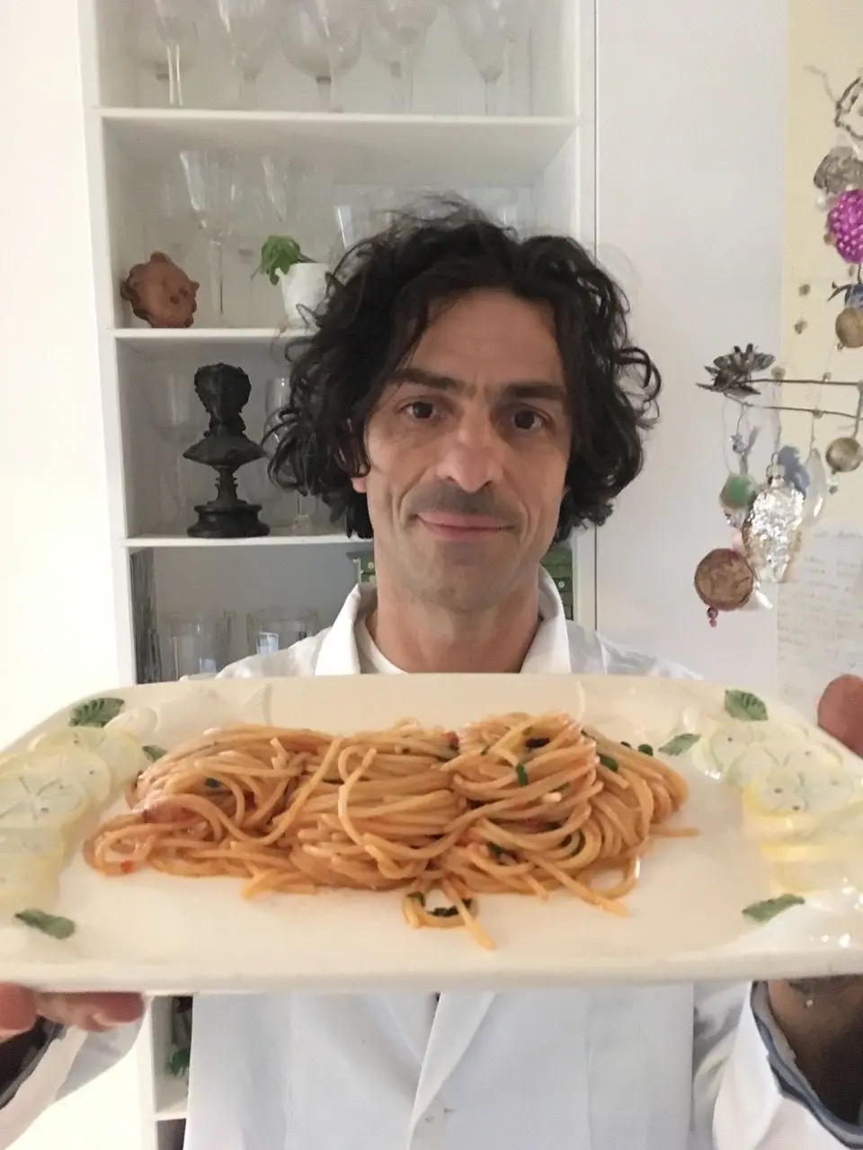 Michele Napolitano serviert Vermicelli nach Pozzuoli Art.⇥⇥