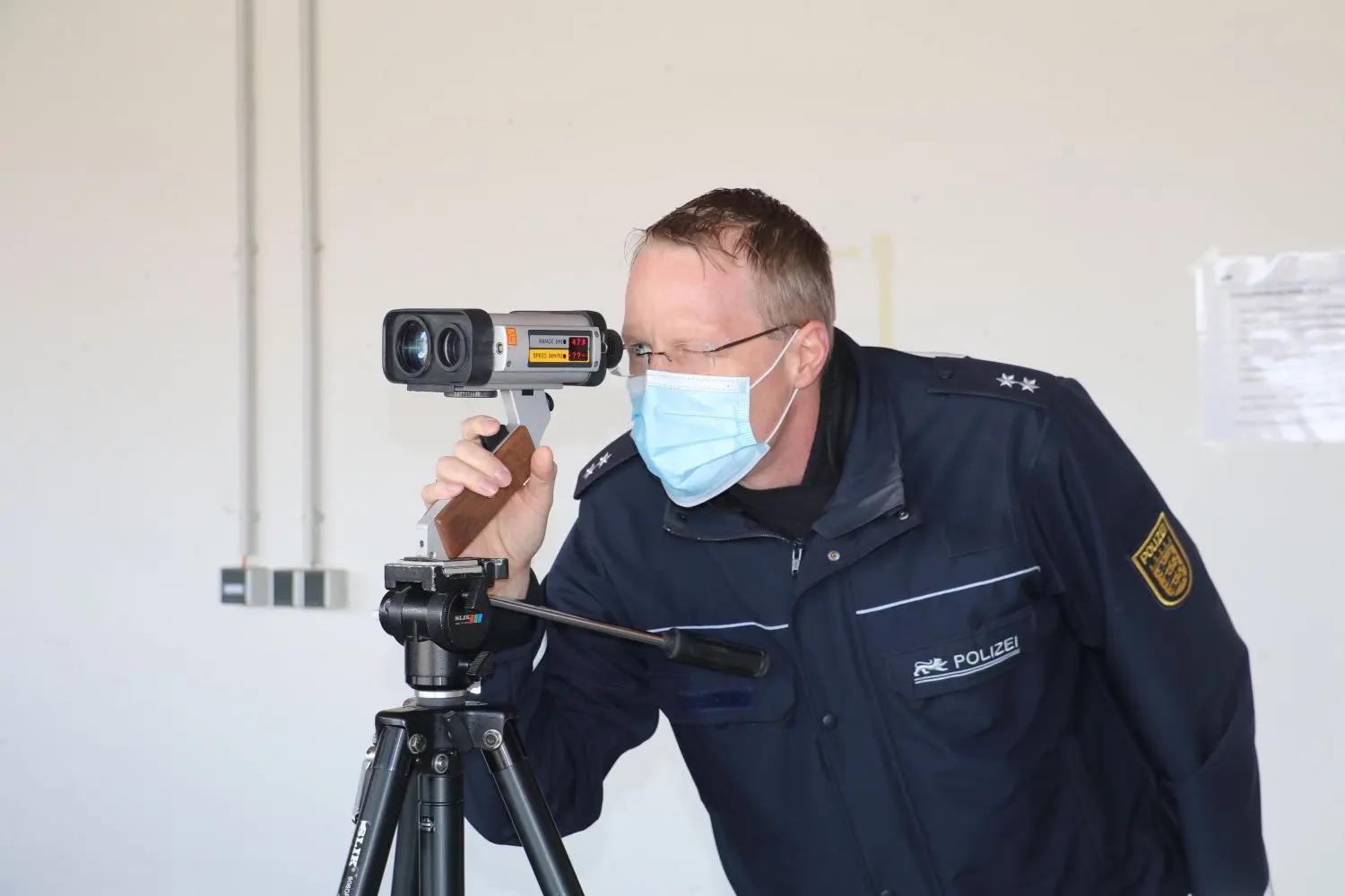 Polizist Alexander Schneider nimmt mit einem Handlasergerät Fahrzeuge ins Visier.