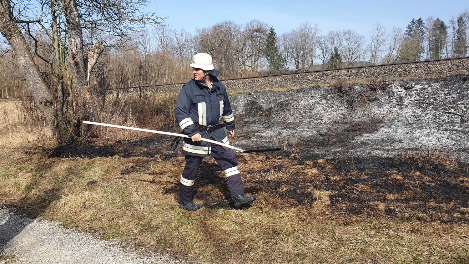 Auch mit so genannten Feuerpeitschen wurden die Flammen erstickt.