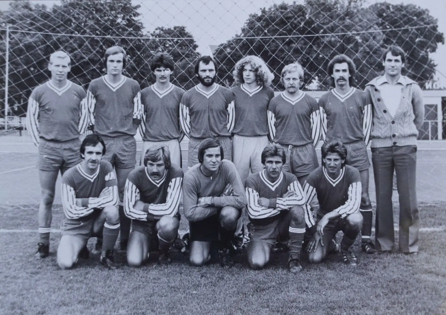Anderthalb Jahrzehnte lief Eugen Fetzer (vordere Reihe, 2. v.r.) für die Mannschaft des TSV Crailsheim auf, bevor er sich 1983 in die AH verabschiedete. 2013 gab er für einige Spiele ein Comeback. ⇥