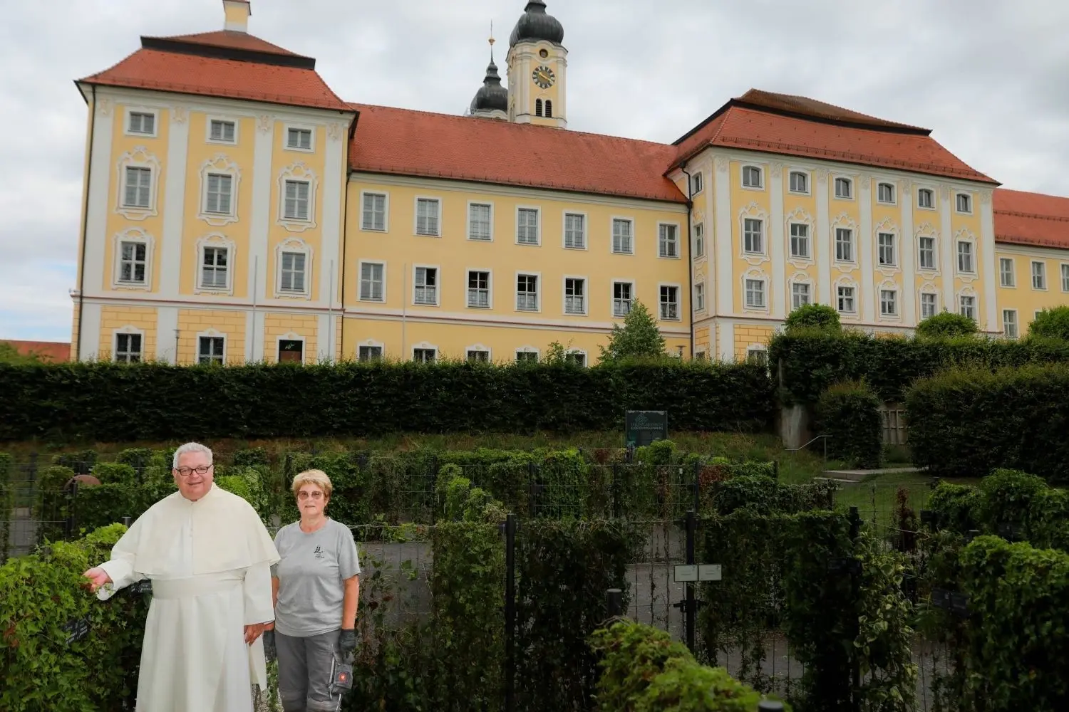 Grten im Kreis Neu-Ulm: Im Efeu-Labyrinth: Der Klostergarten in Roggenburg   mit kaputten Lavendel | swp.de