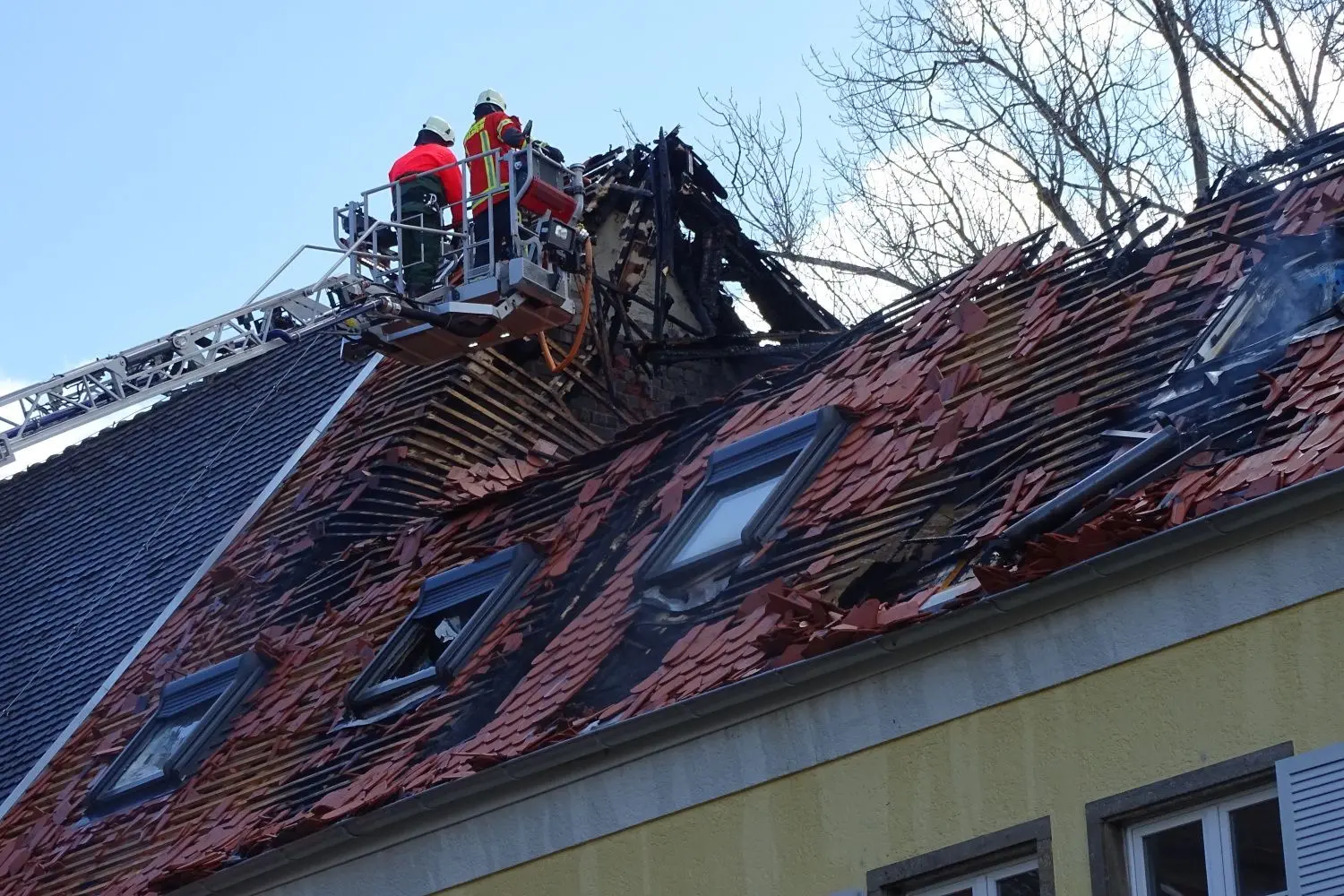 Löscharbeiten in der Burgbergstraße