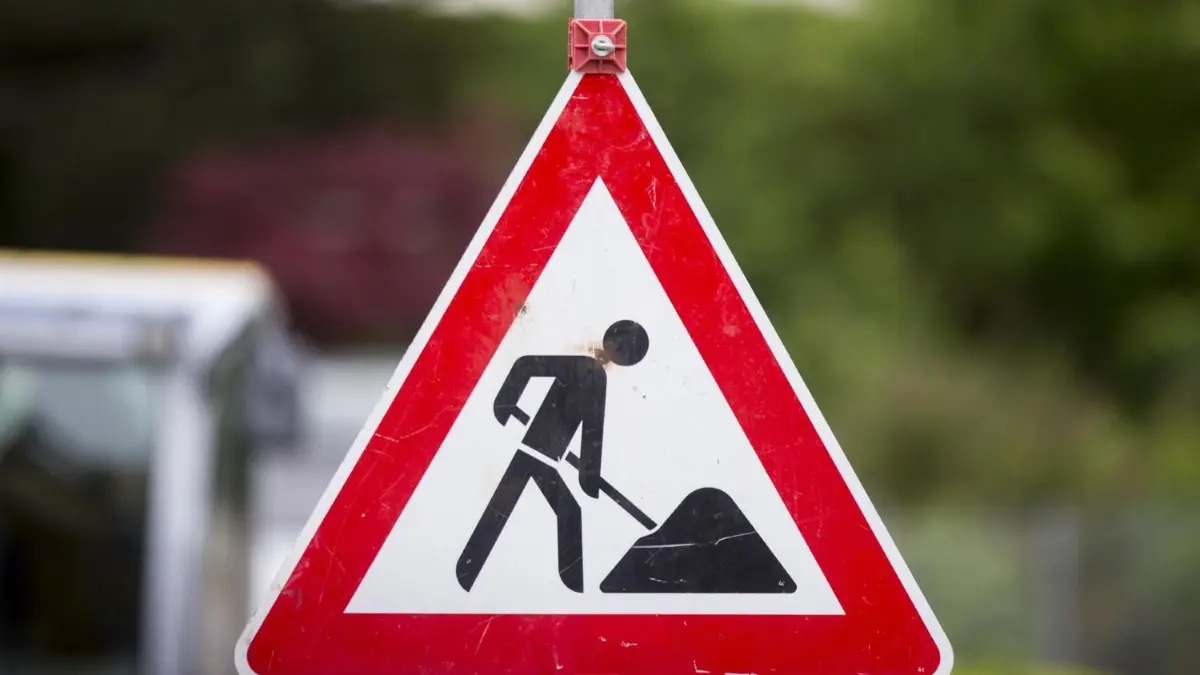 Baumfällarbeiten erfordern eine Sperrung der Straße zwischen Geislingen und Eybach. (Symbolbild)
Baustellenschild