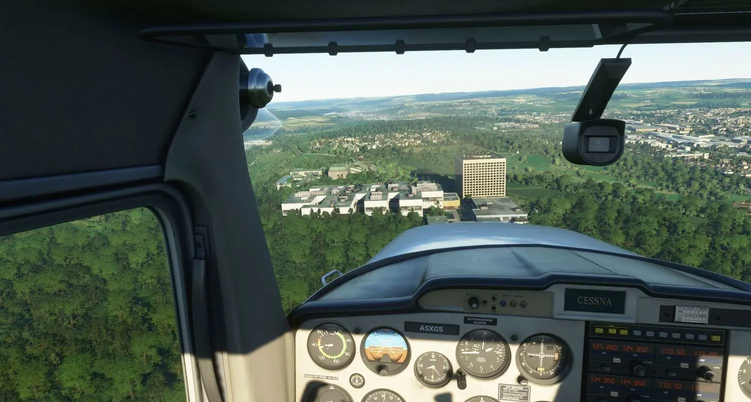 Blick aus dem Cessna-Cockpit auf die Klinik am Eichert.