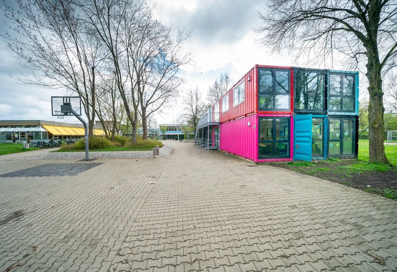 Schöne neue Schulcontainer: Vier Klassenräume sind darin entstanden und vom Einstein-Gymnasium in Betrieb genommen worden. Von den Räumen sind alle begeistert, nur werden sie in absehbarer Zeit einen neuen Standort an der Schule haben.