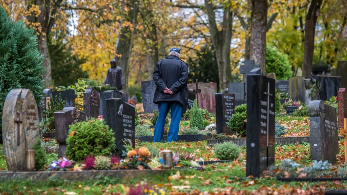 Auf dem Neu-Ulmer Friedhof wurden sieben Gräber verwüstet – und damit die Totenruhe gestört. (Symbolbild)