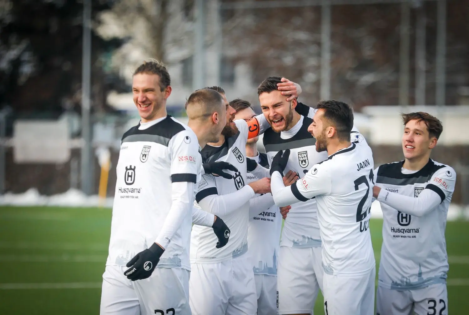 Sieg gegen den Tabellenführer SC Freiburg II: Die Spatzen freuen sich diebisch und melden sich zurück im Aufstiegsrennen. ⇥Foto: Matthias Kessler