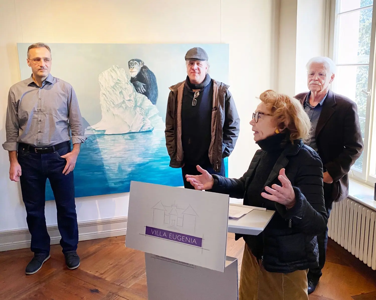 Rudolf Kosow (links) und Uwe Bürkle (Mitte) bestreiten die neue Doppelausstellung. Angelika Kalchert begrüßte, Rudolf Greiner (rechts)  führte in die Werke der beiden Künstler ein.