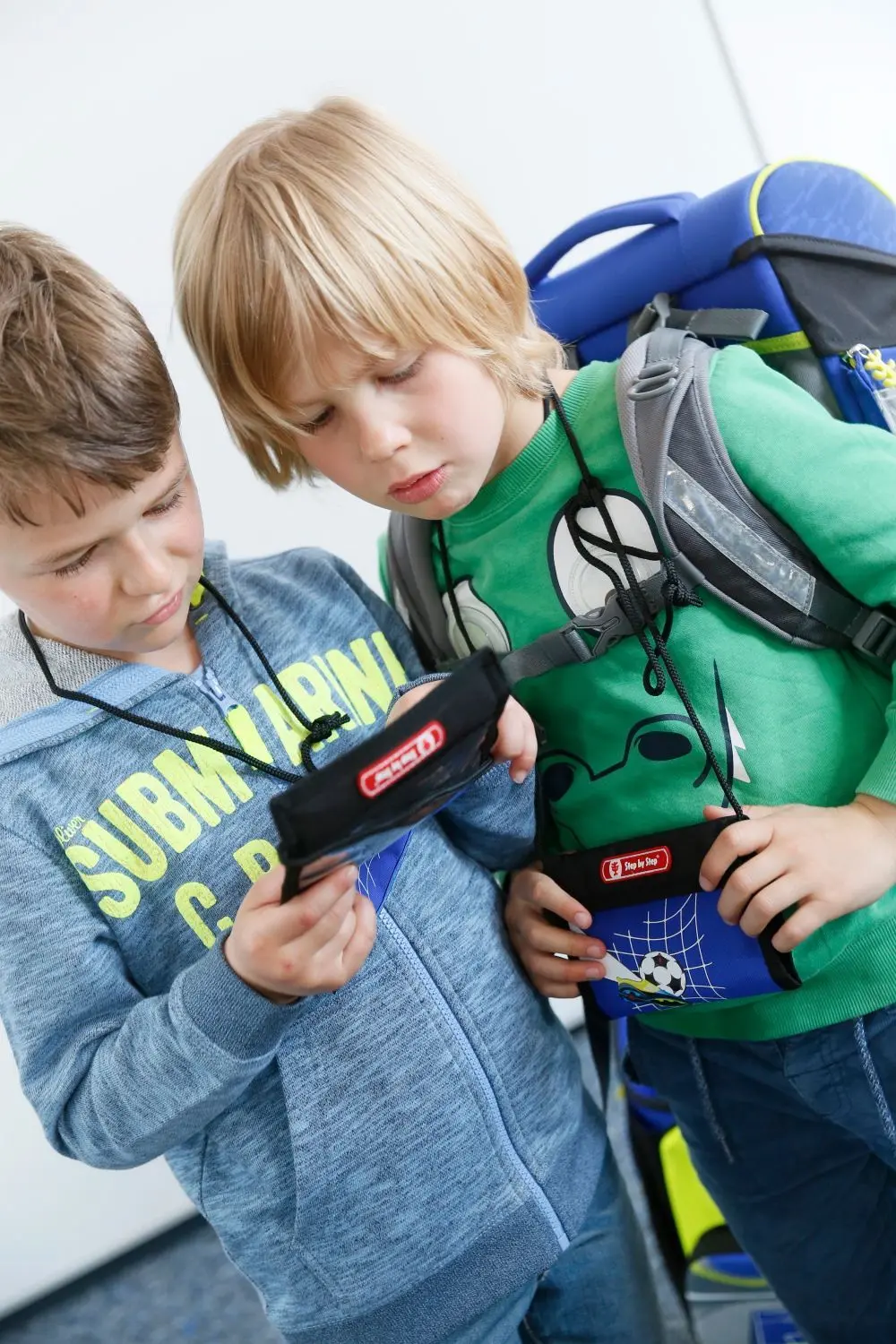 Die zukünftigen Erstklässler Finn und Julian präsentieren ihre neue Schulranzen Die zukünftigen Erstklässler Finn und Julian präsentieren ihre neue Schulranzen⇥