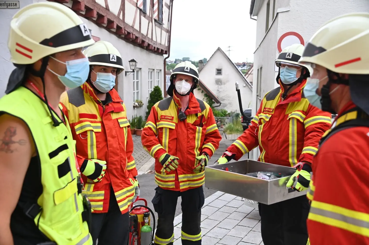 In der Munderkinger Innenstadt hatte der Sturm die Dachantenne der Martinsschänke abgerissen. Sie drohte auf die Straße zu stürzen und musste fachgerecht entfernt werden.