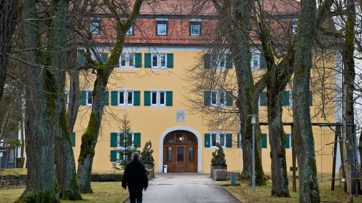 Schloss Grafeneck im Frühjahr 2020. In einem nahen Schuppen wurden 1940 mehr als 10 000 Menschen vergast.
ARCHIV - Schloss Grafeneck (Kreis Reutlingen), das 1940 der Sitz der Täter im Massenmord an geistig behinderten und psychisch kranken Menschen (Archivfoto vom 13.01.2008). In einem nahen Schuppen wurden von Januar bis Dezember 1940 mehr als 10 000 Menschen mit Kohlenmonoxid-Gas getötet. Heute ist auf dem Gelände die zentrale Gedenkstätte für die Opfer der sogenannten Euthanasie in Baden-Württemberg untergebracht. Erbaut wurde Schloss Grafeneck im 16. Jahrhundert als Jagdschloss der württembergischen Herzöge auf der Schwäbischen Alb.
Download am 04.05.2020 für SWUM Stuttgart
Foto: Pierre-Christian Fink dpa/lsw (zu dpa 4046) +++(c) dpa - Bildfunk+++ | Verwendung weltweit