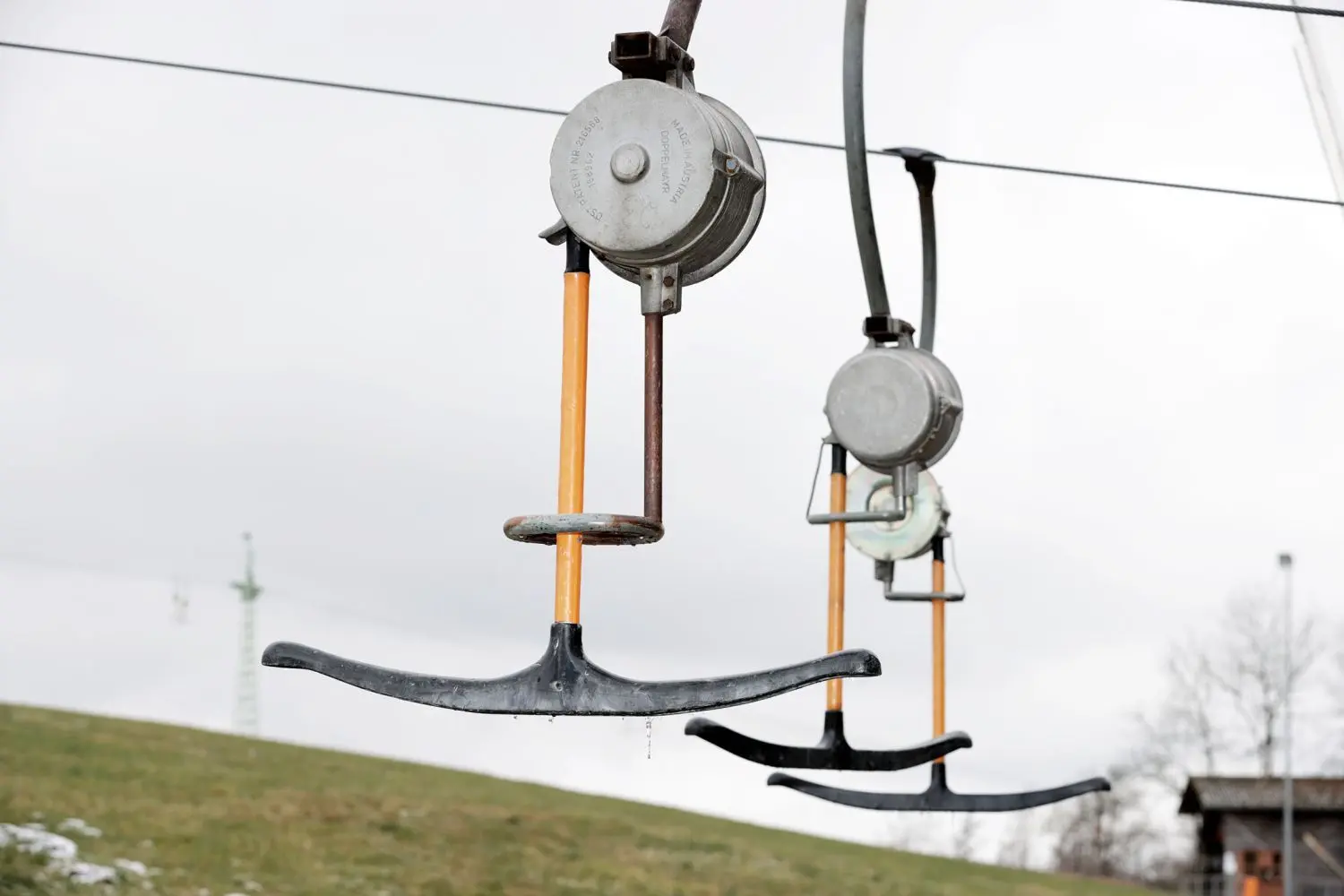 Liftbügel am Schlepplift in Treffelhausen warten auf ihren Einsatz.