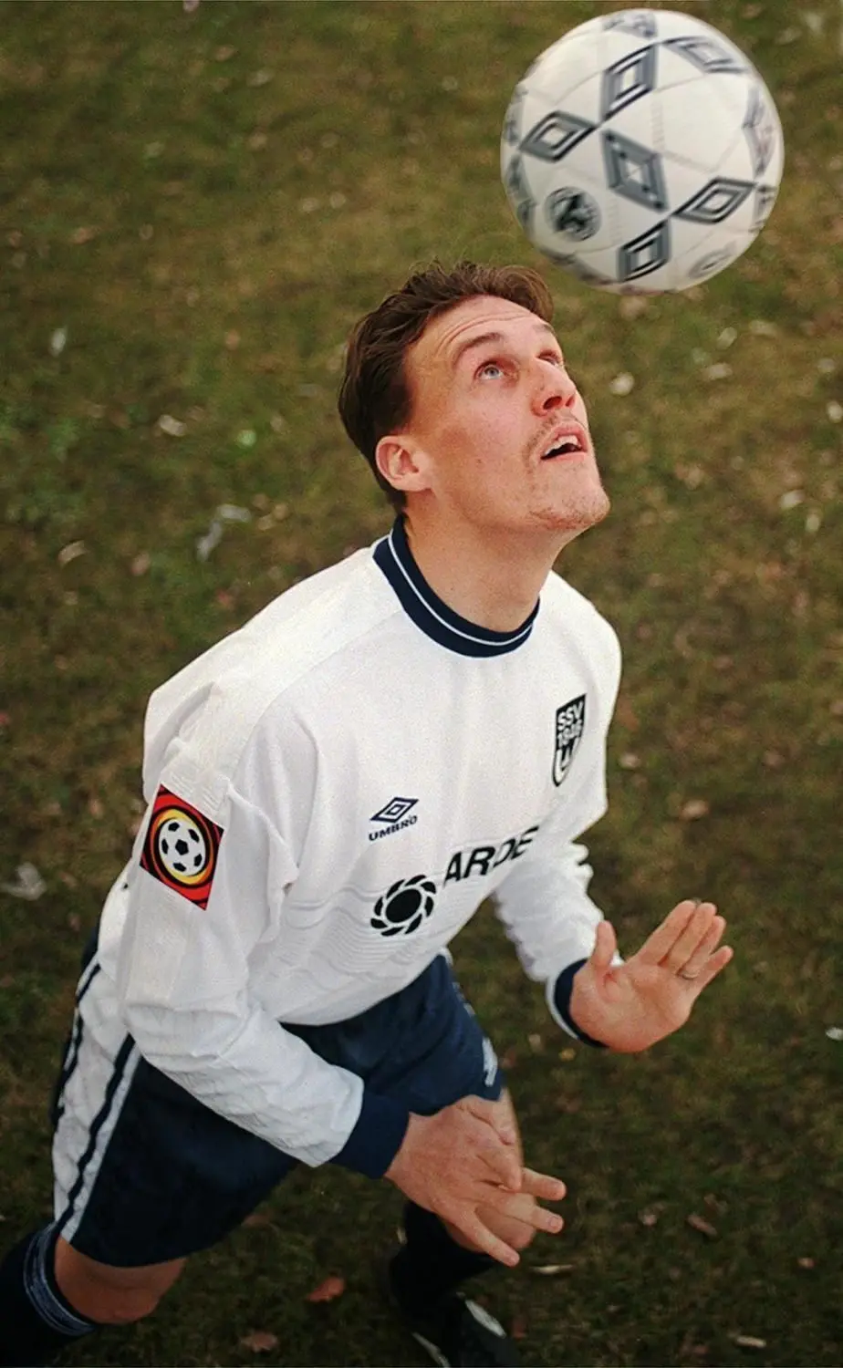 Oliver Unsöld im neuen SSV-Trikot für die Saison 1999/2000.