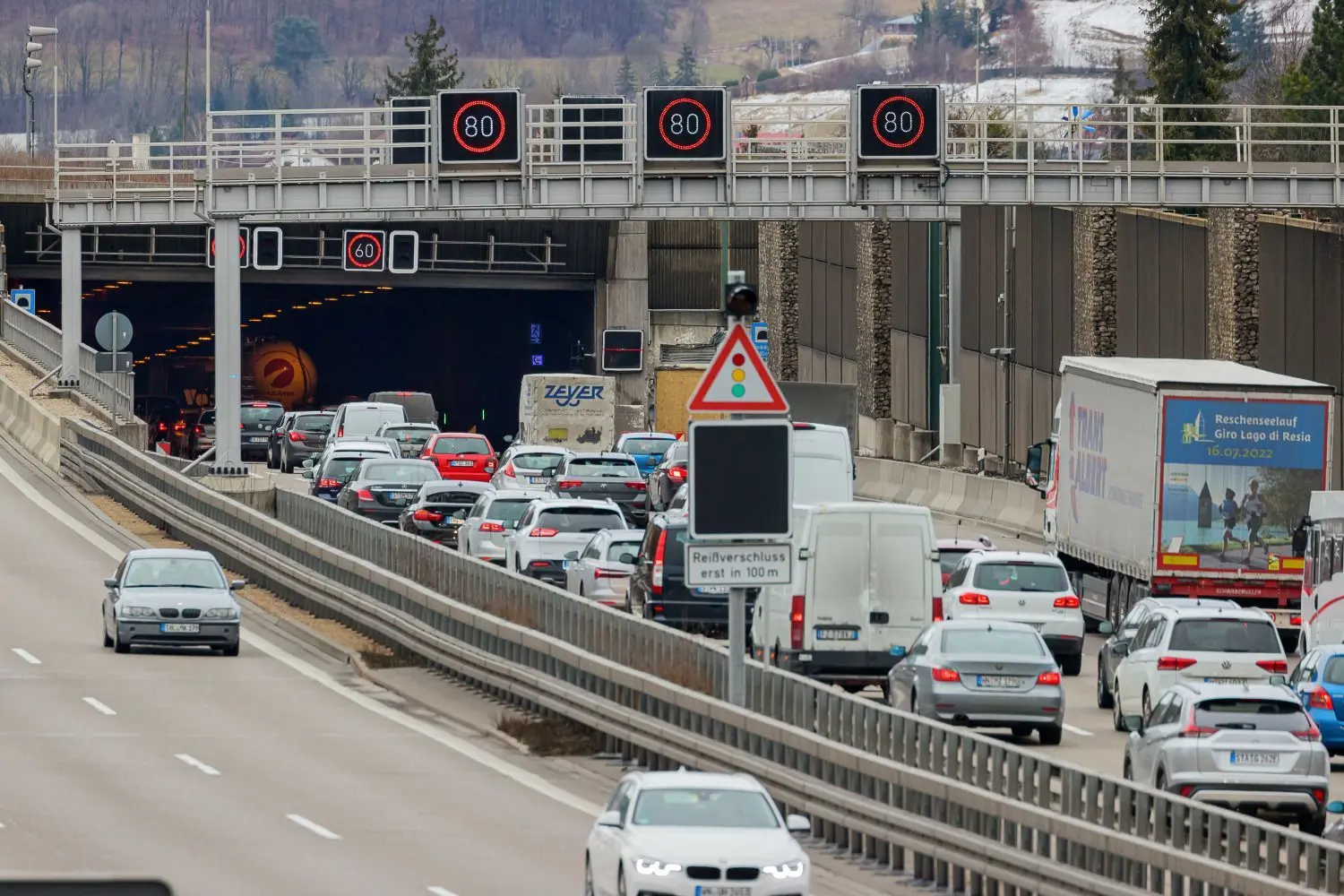 Nach dem tödlichen Unfall am Portal des Gruibinger Tunnels muss die Autobahn GmbH nicht nur die entstandenen Schäden prüfen lassen. Auch werden die Ermittlungen der Polizei abgewartet, um gegebenenfalls die Sicherheitsmaßnahmen zu überprüfen. ⇥