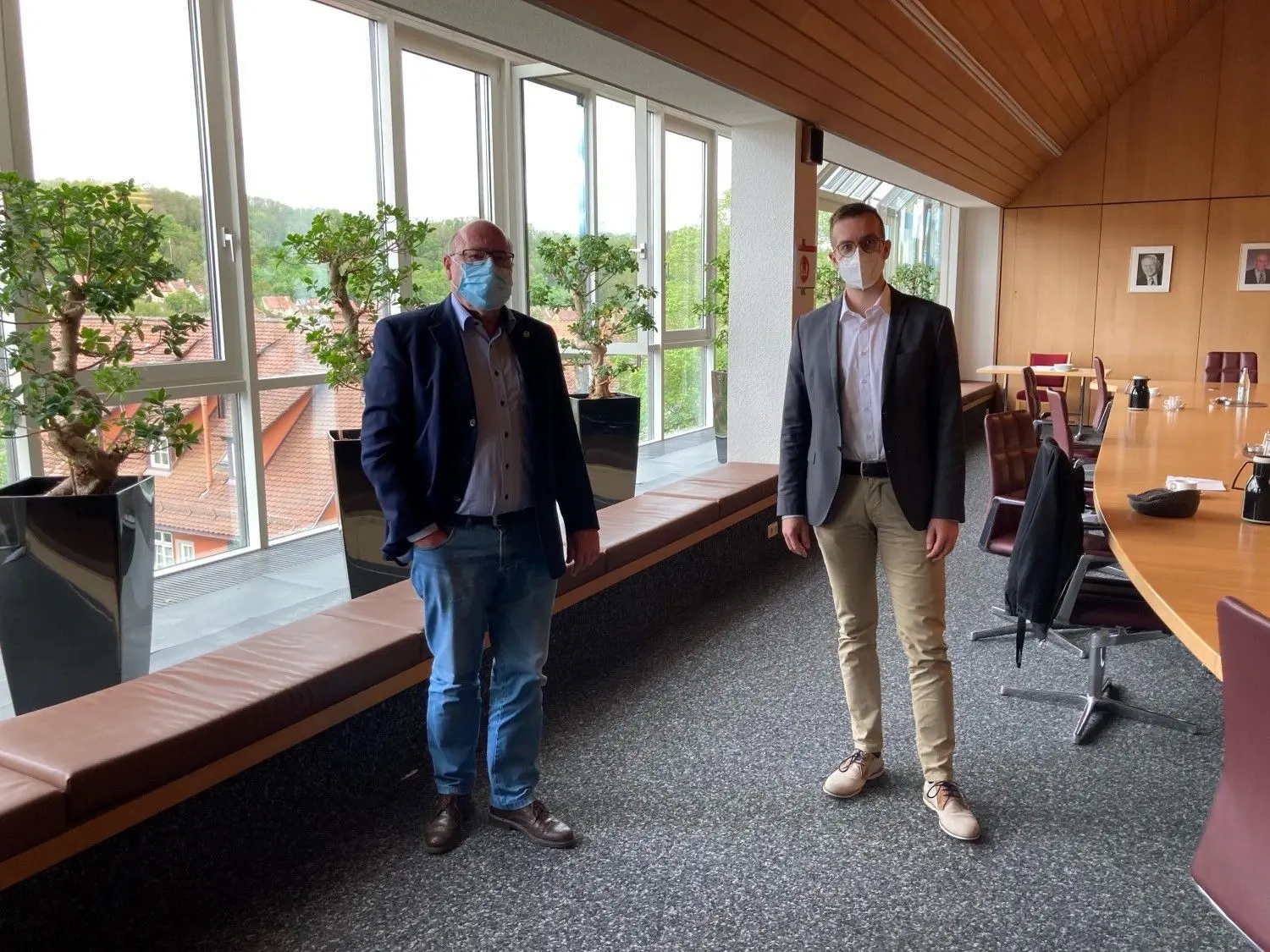 Werner Schmidt (links) und David Schneider nach dem Interview im Sitzungssaal des Haller Landratsamts – natürlich mit medizinischer Maske und Abstand. ⇥