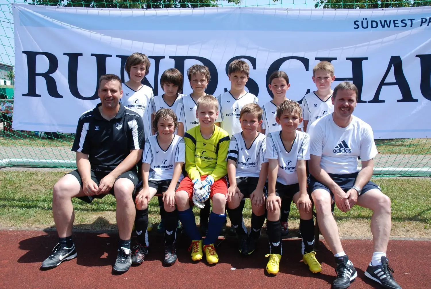 Die E-Junioren der SK Fichtenberg beim Rundschau-Cup 2010 in Gschwend (h. v. l.) Justin Brod, Kilian Keuper, Nicolas Schmiedt, Niclas Schober, Ereleta Memeti, Moritz Wohlfahrt, (vorne) Trainer Toni Leipold, Dion Beer, Matthias Kübler, Lukas Fritz, Lukas Friedel, Trainer Thomas Kübler. ⇥