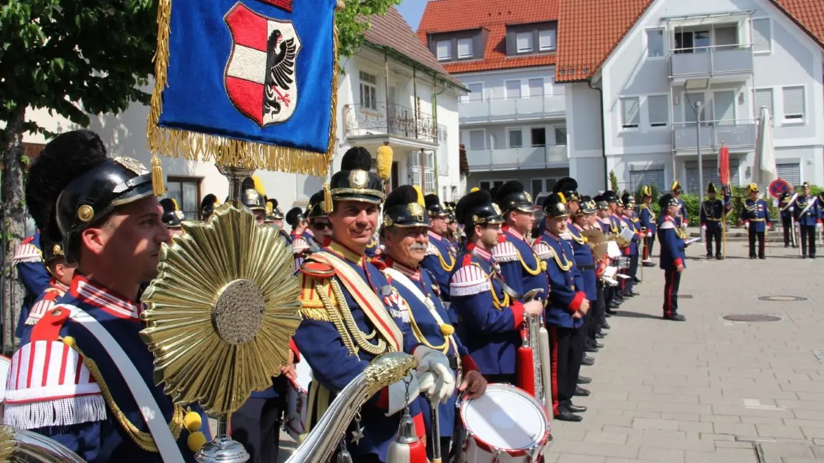 Bei der Fronleichnamsprozession darf die Bürgerwehr Dietenheim nicht fehlen. ⇥r