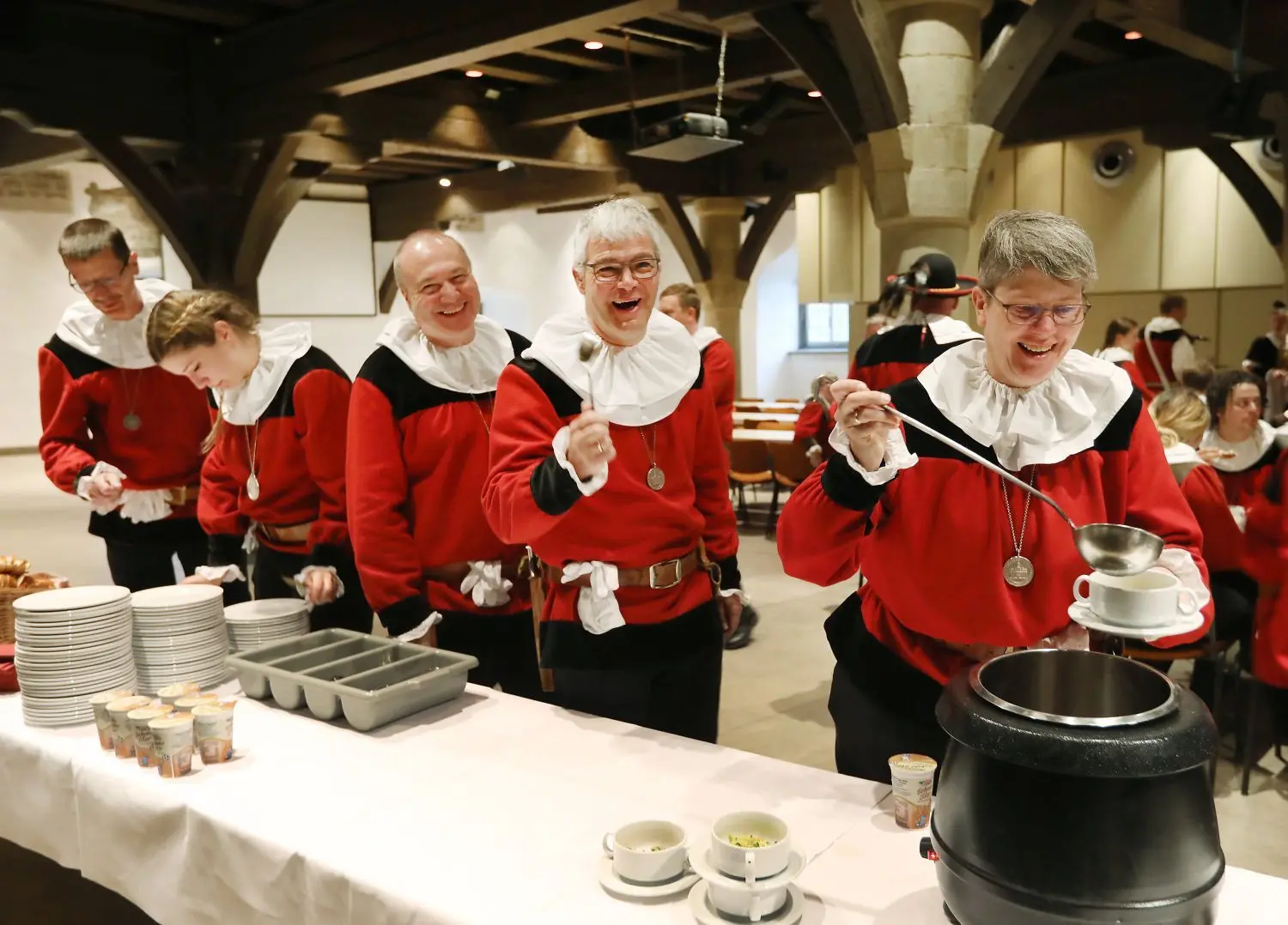 Zum ersten Mal gibt es für die Sieder am Sonntag beim gemeinsamen Frühstück im Neubau-Saal eine Hochzeitssuppe zu essen.